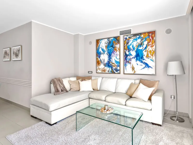 Stunning south-west facing duplex penthouse in charming Cortijo del Mar on the New Golden Mile, Estepona. This renowned resort like community allows holiday rentals and the property comes with valid Tourist Licence for maximum convenience.