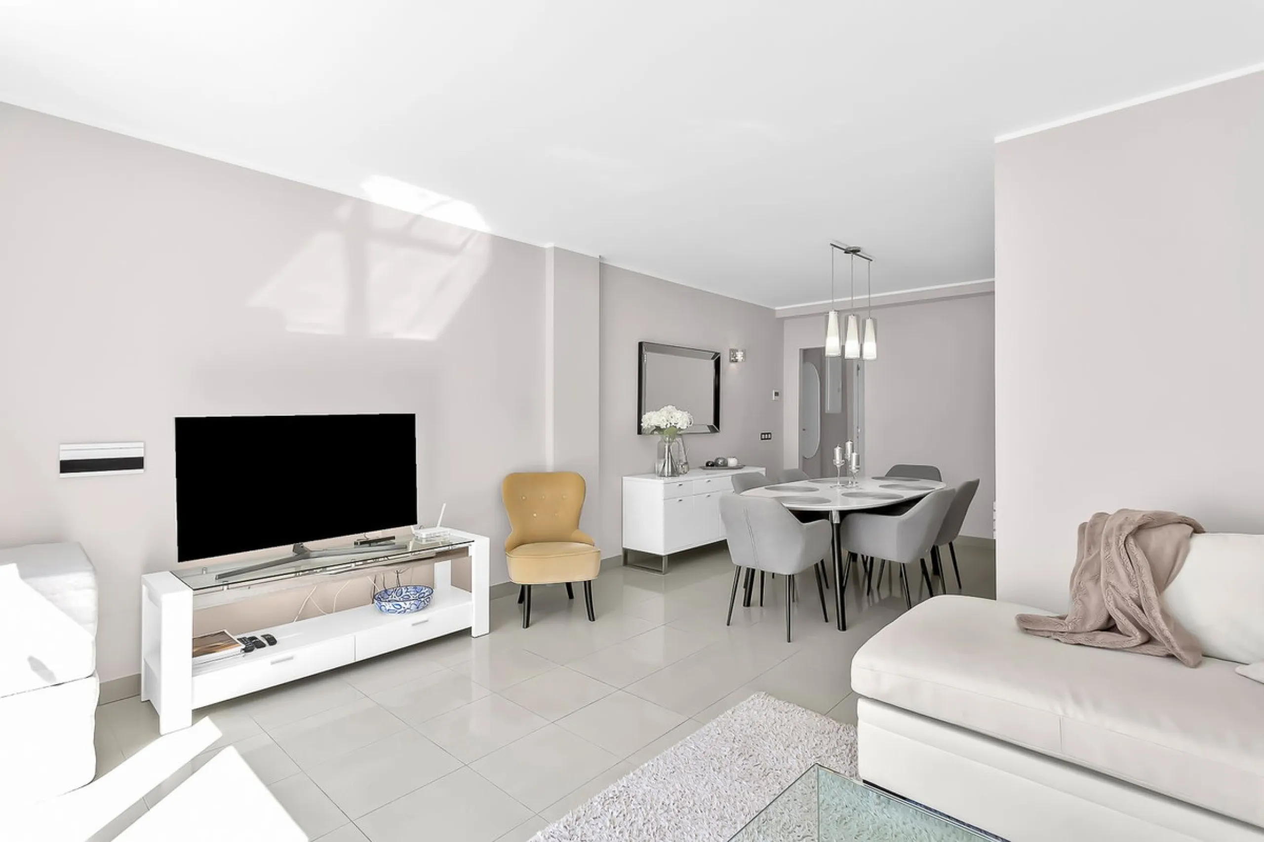 Stunning south-west facing duplex penthouse in charming Cortijo del Mar on the New Golden Mile, Estepona. This renowned resort like community allows holiday rentals and the property comes with valid Tourist Licence for maximum convenience.
