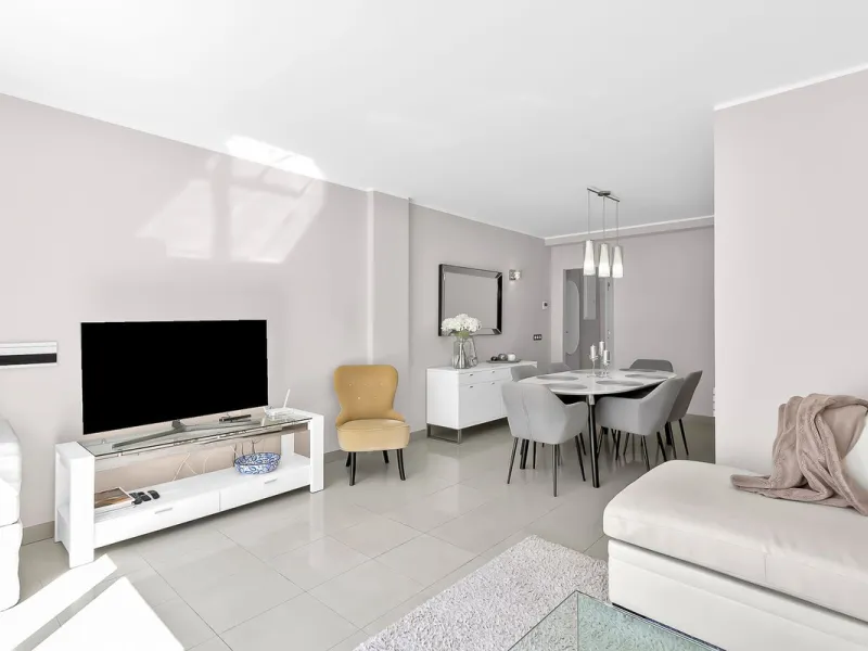 Stunning south-west facing duplex penthouse in charming Cortijo del Mar on the New Golden Mile, Estepona. This renowned resort like community allows holiday rentals and the property comes with valid Tourist Licence for maximum convenience.