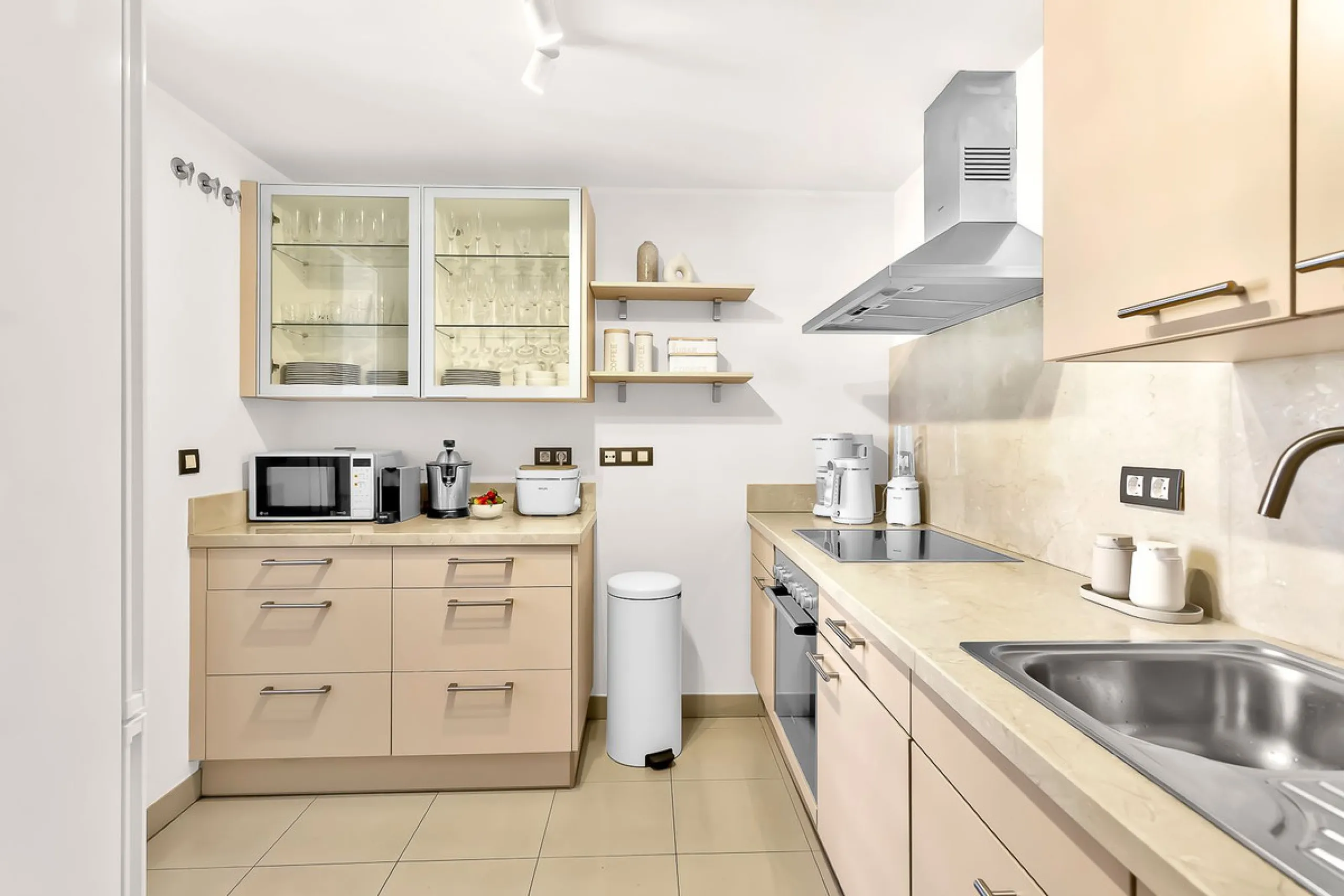 Stunning south-west facing duplex penthouse in charming Cortijo del Mar on the New Golden Mile, Estepona. This renowned resort like community allows holiday rentals and the property comes with valid Tourist Licence for maximum convenience.