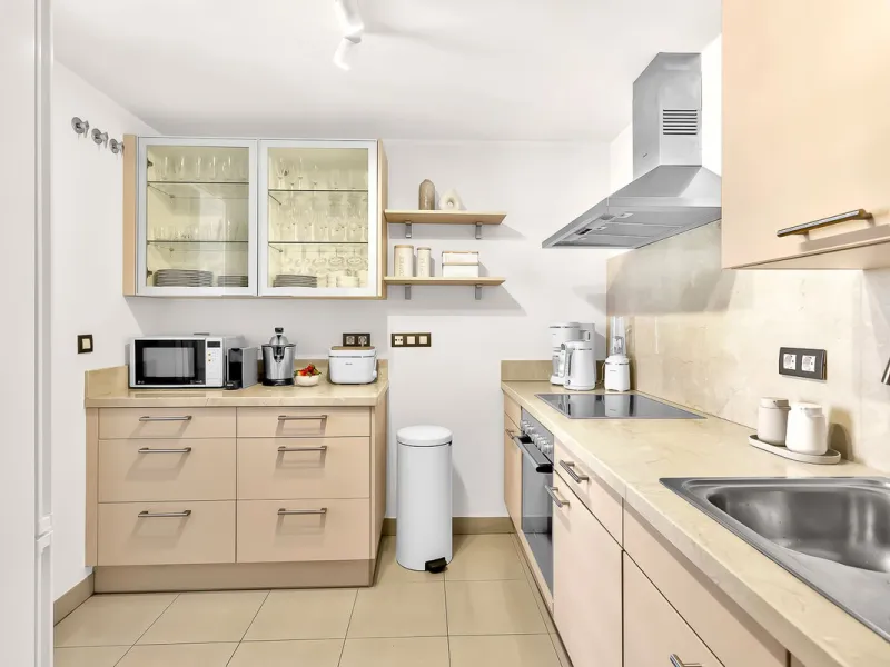 Stunning south-west facing duplex penthouse in charming Cortijo del Mar on the New Golden Mile, Estepona. This renowned resort like community allows holiday rentals and the property comes with valid Tourist Licence for maximum convenience.