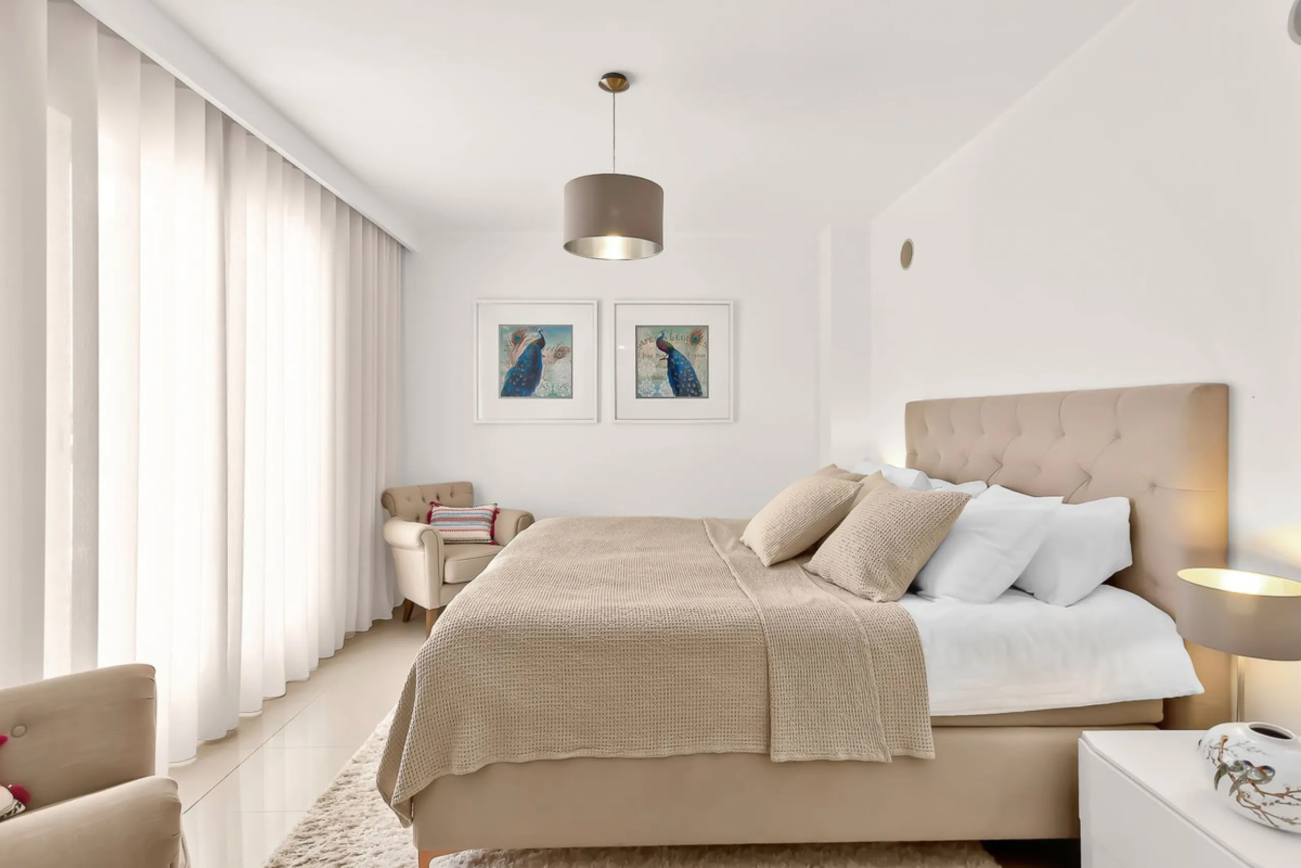 Stunning south-west facing duplex penthouse in charming Cortijo del Mar on the New Golden Mile, Estepona. This renowned resort like community allows holiday rentals and the property comes with valid Tourist Licence for maximum convenience.