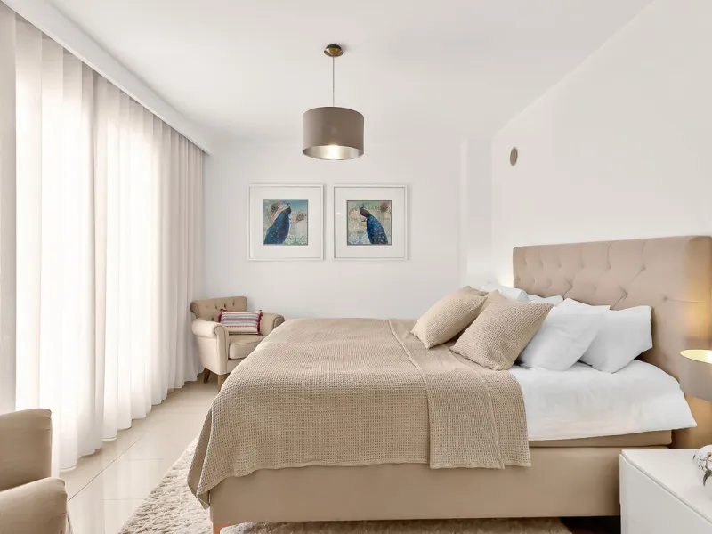 Stunning south-west facing duplex penthouse in charming Cortijo del Mar on the New Golden Mile, Estepona. This renowned resort like community allows holiday rentals and the property comes with valid Tourist Licence for maximum convenience.
