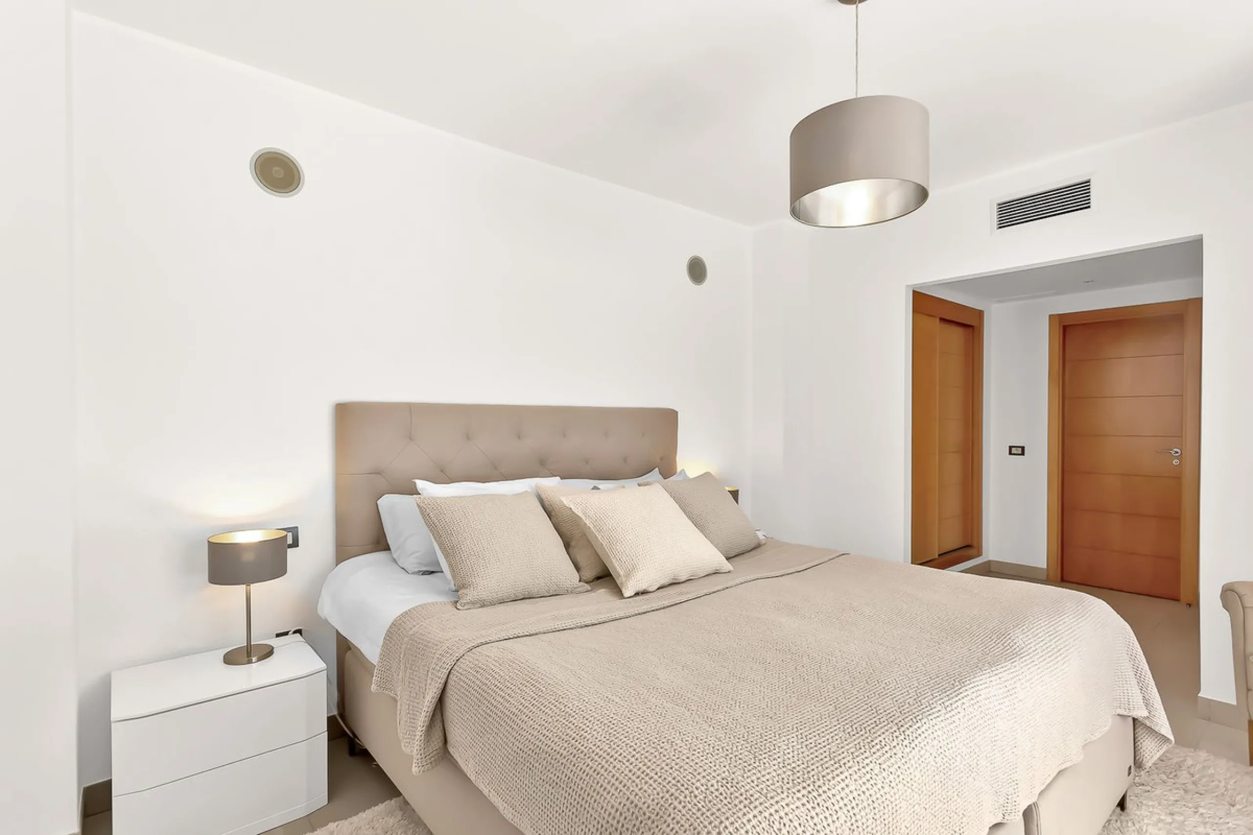 Stunning south-west facing duplex penthouse in charming Cortijo del Mar on the New Golden Mile, Estepona. This renowned resort like community allows holiday rentals and the property comes with valid Tourist Licence for maximum convenience.