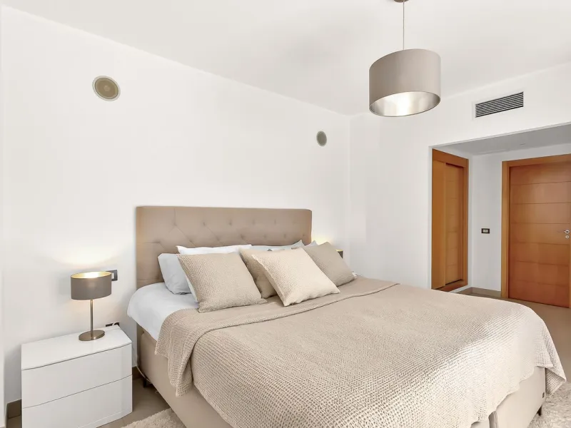 Stunning south-west facing duplex penthouse in charming Cortijo del Mar on the New Golden Mile, Estepona. This renowned resort like community allows holiday rentals and the property comes with valid Tourist Licence for maximum convenience.
