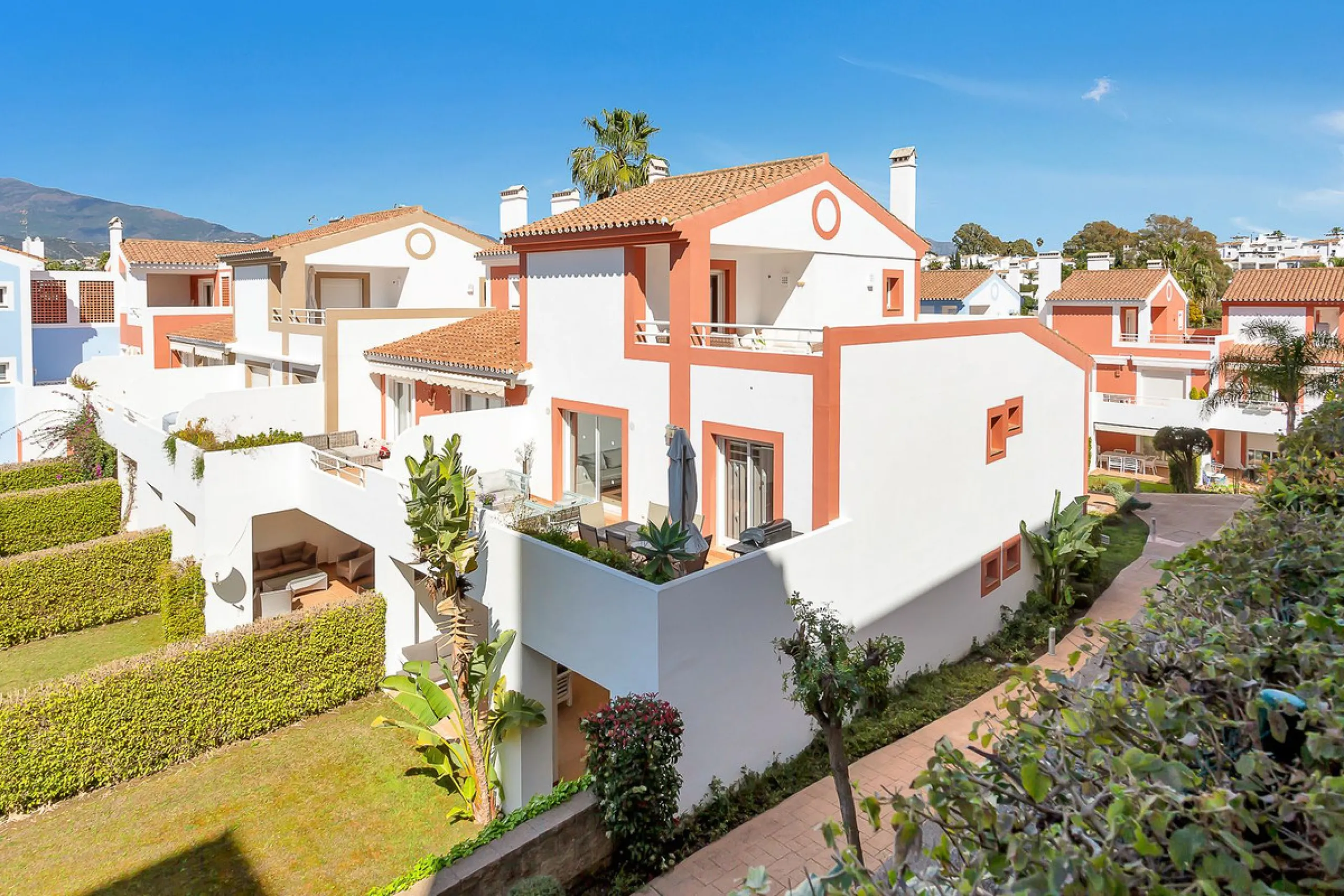 Stunning south-west facing duplex penthouse in charming Cortijo del Mar on the New Golden Mile, Estepona. This renowned resort like community allows holiday rentals and the property comes with valid Tourist Licence for maximum convenience.