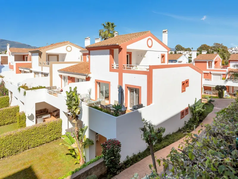 Stunning south-west facing duplex penthouse in charming Cortijo del Mar on the New Golden Mile, Estepona. This renowned resort like community allows holiday rentals and the property comes with valid Tourist Licence for maximum convenience.