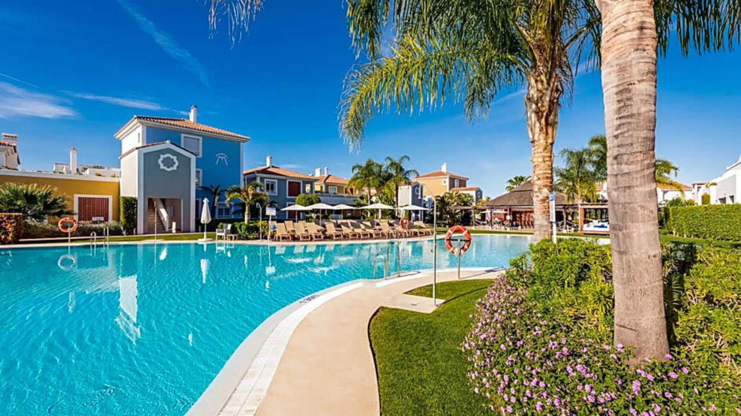 Stunning south-west facing duplex penthouse in charming Cortijo del Mar on the New Golden Mile, Estepona. This renowned resort like community allows holiday rentals and the property comes with valid Tourist Licence for maximum convenience.