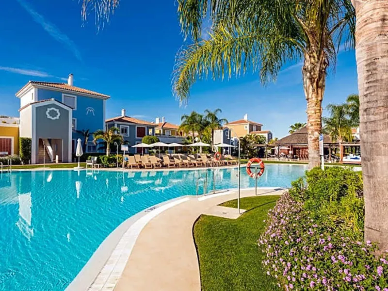 Stunning south-west facing duplex penthouse in charming Cortijo del Mar on the New Golden Mile, Estepona. This renowned resort like community allows holiday rentals and the property comes with valid Tourist Licence for maximum convenience.