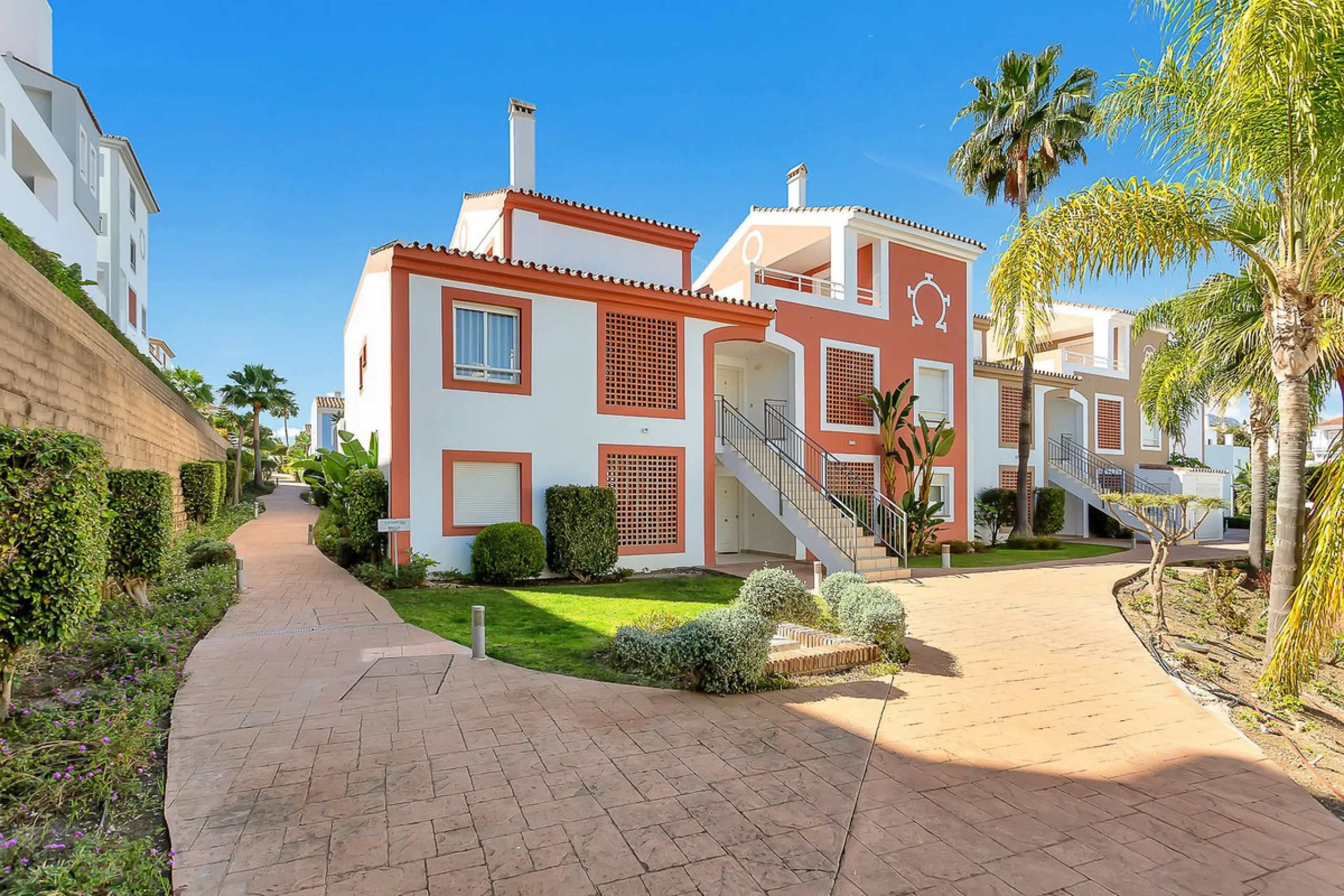 Stunning south-west facing duplex penthouse in charming Cortijo del Mar on the New Golden Mile, Estepona. This renowned resort like community allows holiday rentals and the property comes with valid Tourist Licence for maximum convenience.