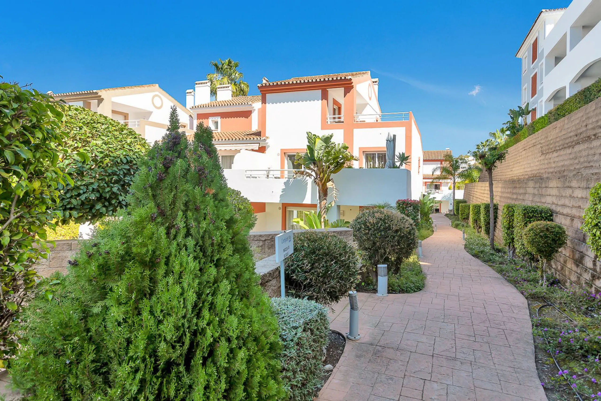 Stunning south-west facing duplex penthouse in charming Cortijo del Mar on the New Golden Mile, Estepona. This renowned resort like community allows holiday rentals and the property comes with valid Tourist Licence for maximum convenience.