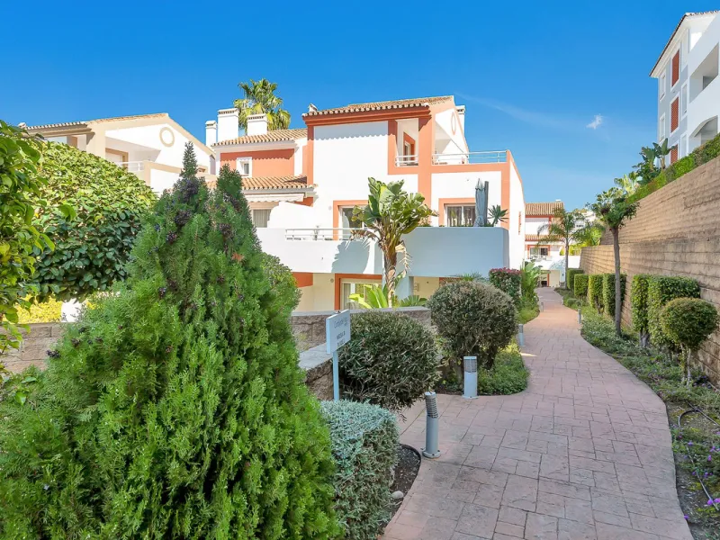Stunning south-west facing duplex penthouse in charming Cortijo del Mar on the New Golden Mile, Estepona. This renowned resort like community allows holiday rentals and the property comes with valid Tourist Licence for maximum convenience.