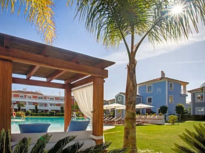 Stunning south-west facing duplex penthouse in charming Cortijo del Mar on the New Golden Mile, Estepona. This renowned resort like community allows holiday rentals and the property comes with valid Tourist Licence for maximum convenience.