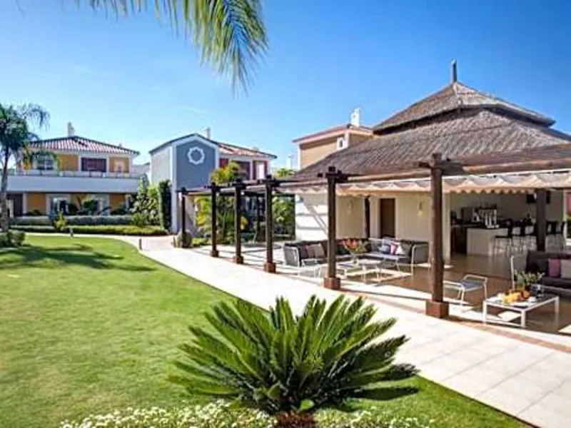 Stunning south-west facing duplex penthouse in charming Cortijo del Mar on the New Golden Mile, Estepona. This renowned resort like community allows holiday rentals and the property comes with valid Tourist Licence for maximum convenience.