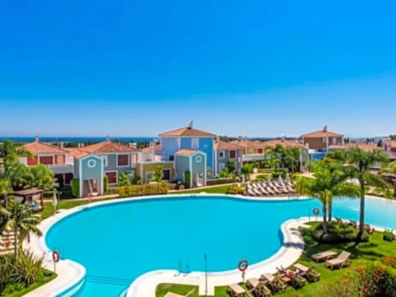 Stunning south-west facing duplex penthouse in charming Cortijo del Mar on the New Golden Mile, Estepona. This renowned resort like community allows holiday rentals and the property comes with valid Tourist Licence for maximum convenience.