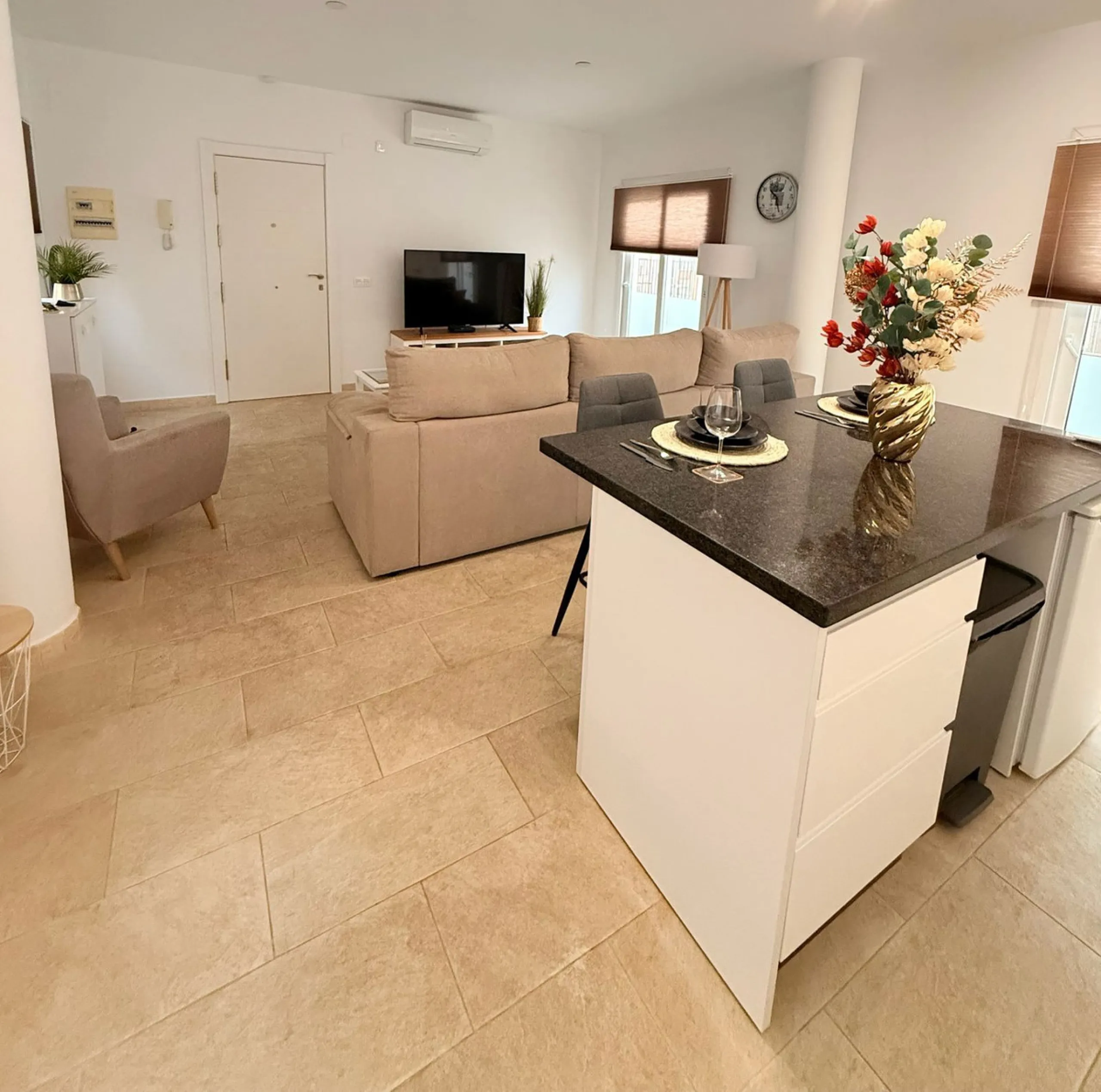 Two beautiful one-bedroom apartments, fully renovated and furnished with sustainable, luxurious furniture. These two apartments share a spacious staircase with their own front door, making them ideal for both short-term and long-term rentals. Both apartme