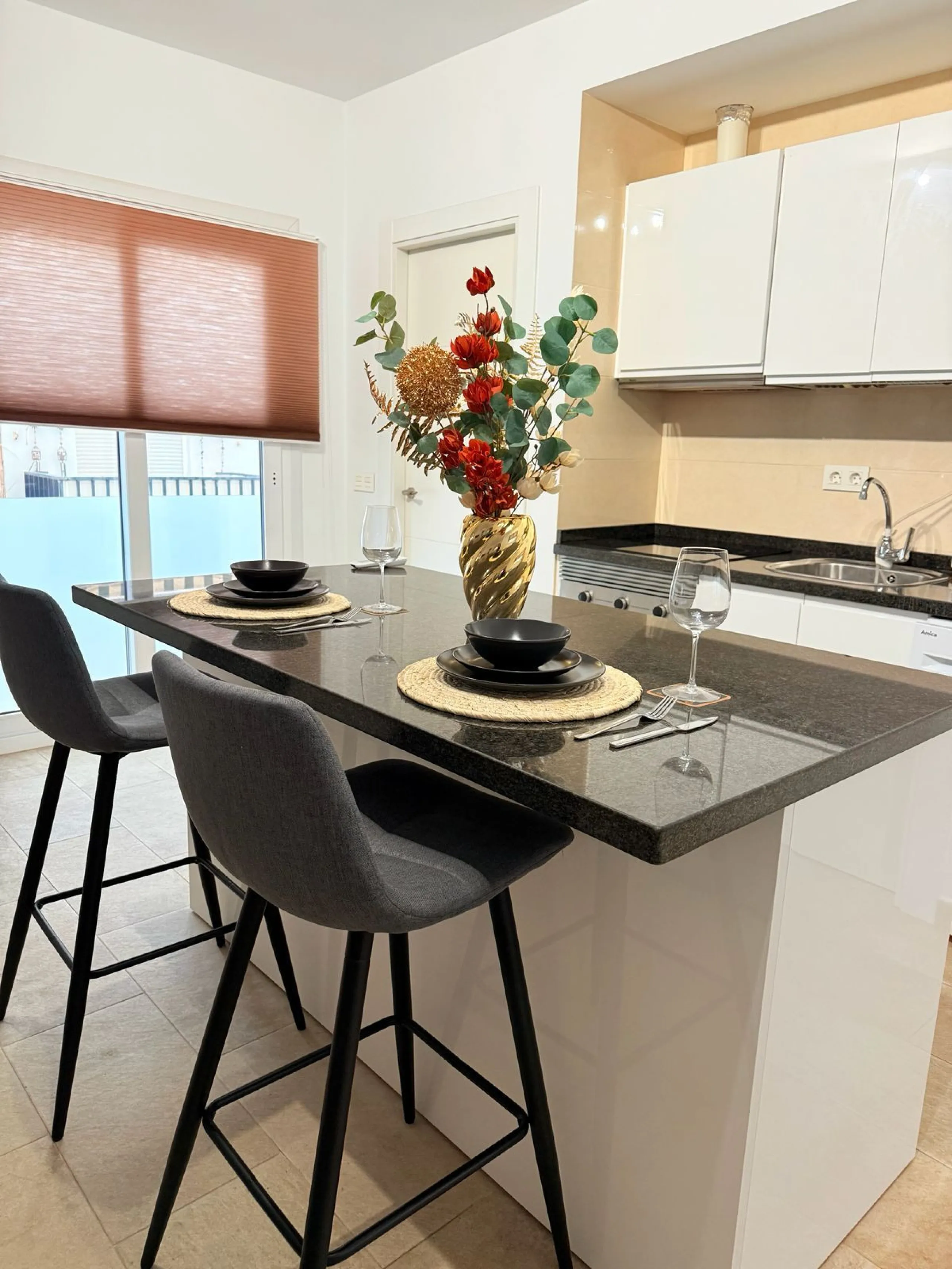 Two beautiful one-bedroom apartments, fully renovated and furnished with sustainable, luxurious furniture. These two apartments share a spacious staircase with their own front door, making them ideal for both short-term and long-term rentals. Both apartme