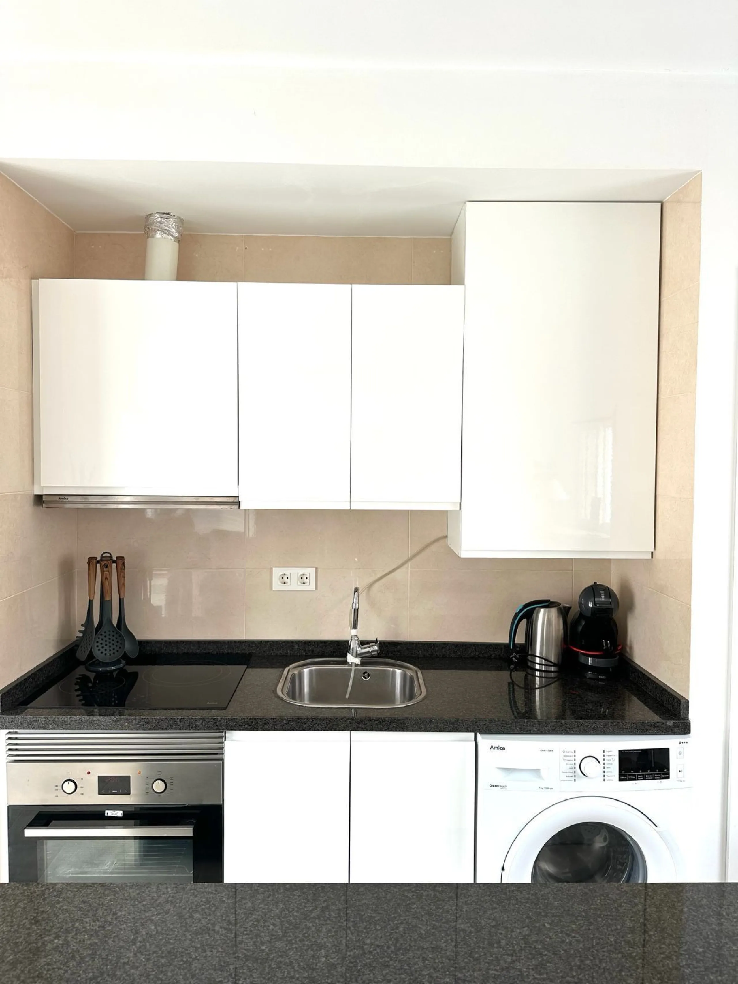 Two beautiful one-bedroom apartments, fully renovated and furnished with sustainable, luxurious furniture. These two apartments share a spacious staircase with their own front door, making them ideal for both short-term and long-term rentals. Both apartme