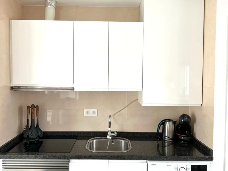 Two beautiful one-bedroom apartments, fully renovated and furnished with sustainable, luxurious furniture. These two apartments share a spacious staircase with their own front door, making them ideal for both short-term and long-term rentals. Both apartme