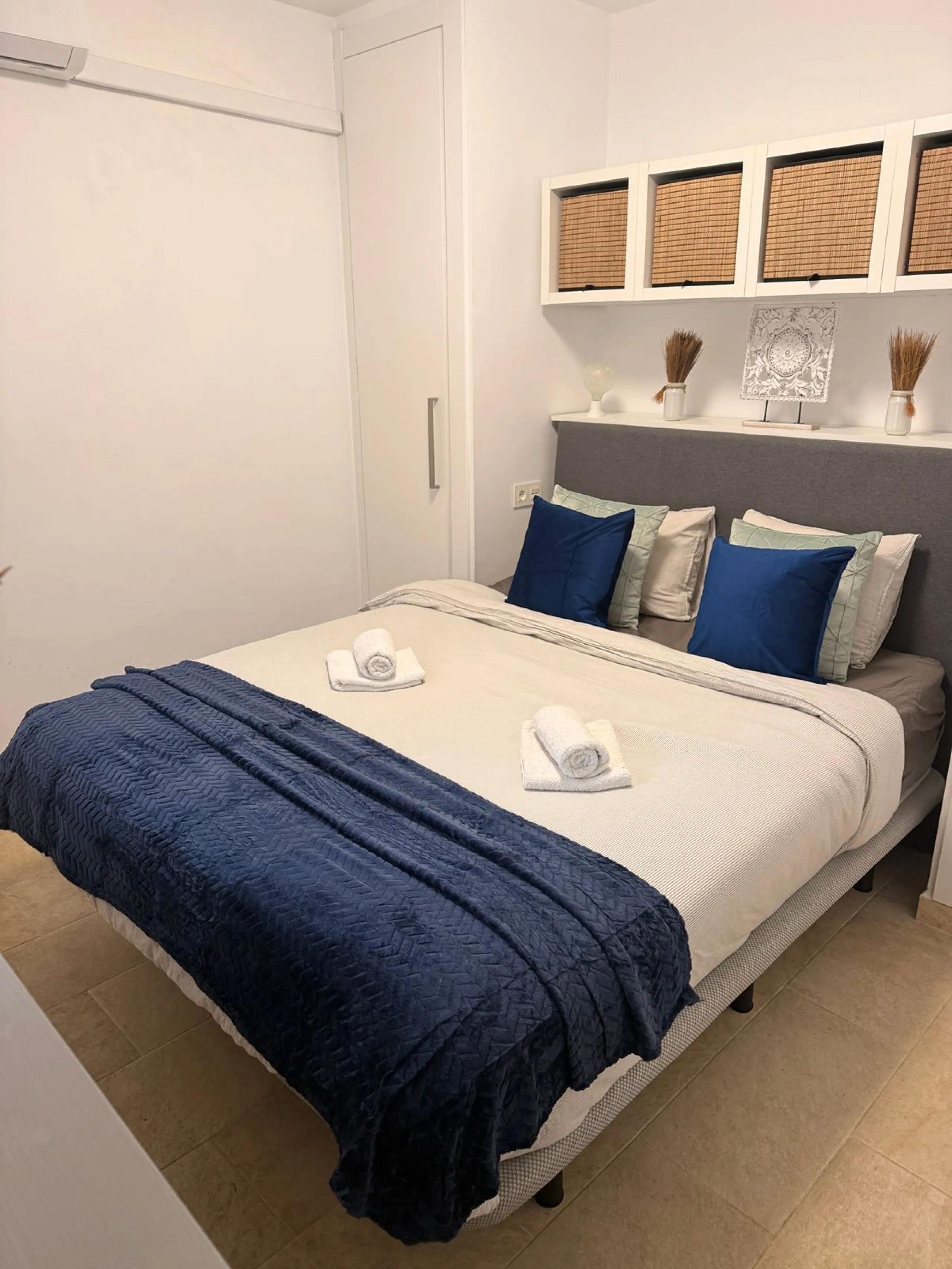 Two beautiful one-bedroom apartments, fully renovated and furnished with sustainable, luxurious furniture. These two apartments share a spacious staircase with their own front door, making them ideal for both short-term and long-term rentals. Both apartme