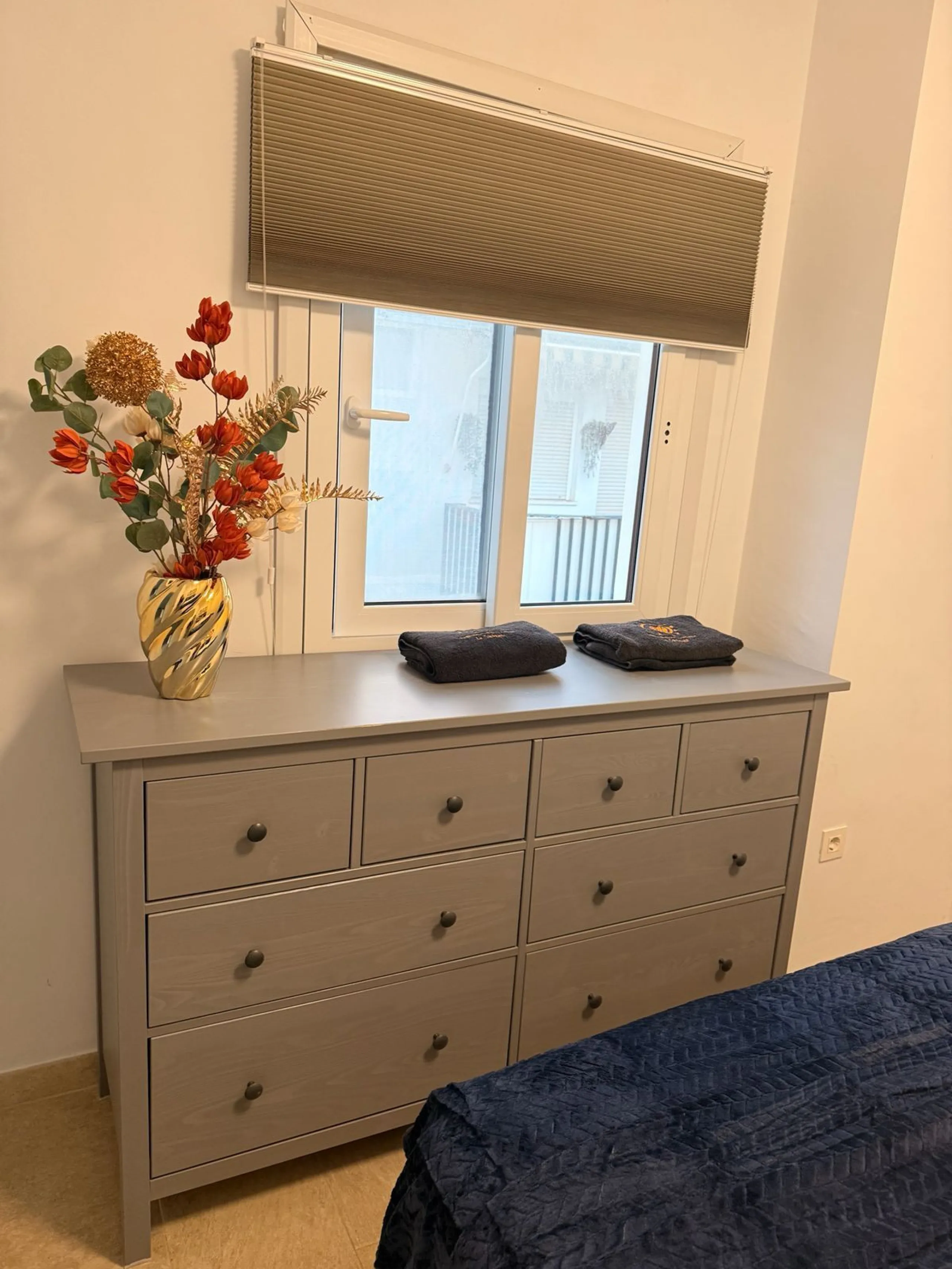 Two beautiful one-bedroom apartments, fully renovated and furnished with sustainable, luxurious furniture. These two apartments share a spacious staircase with their own front door, making them ideal for both short-term and long-term rentals. Both apartme