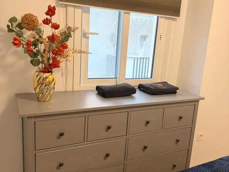 Two beautiful one-bedroom apartments, fully renovated and furnished with sustainable, luxurious furniture. These two apartments share a spacious staircase with their own front door, making them ideal for both short-term and long-term rentals. Both apartme