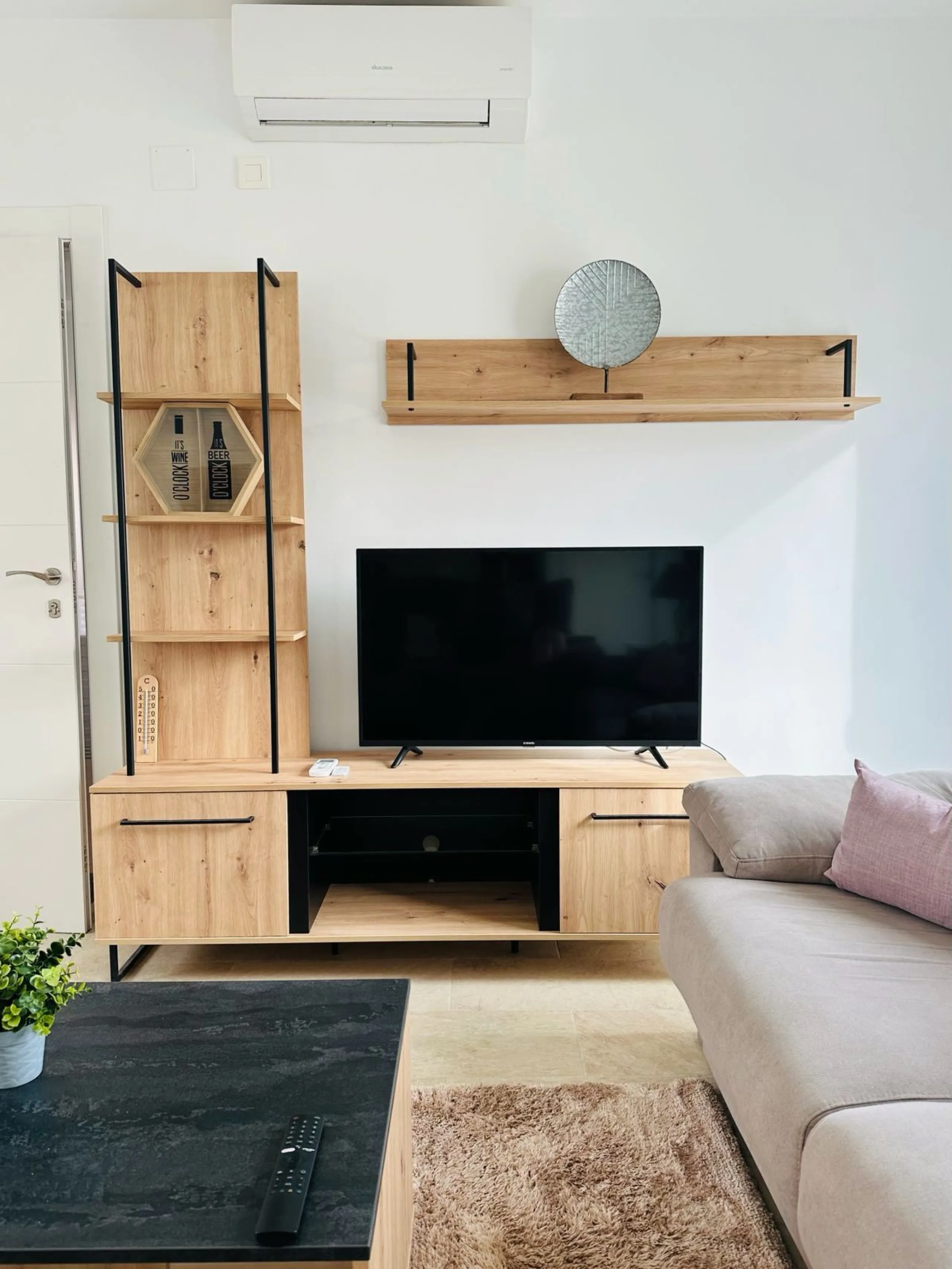 Two beautiful one-bedroom apartments, fully renovated and furnished with sustainable, luxurious furniture. These two apartments share a spacious staircase with their own front door, making them ideal for both short-term and long-term rentals. Both apartme