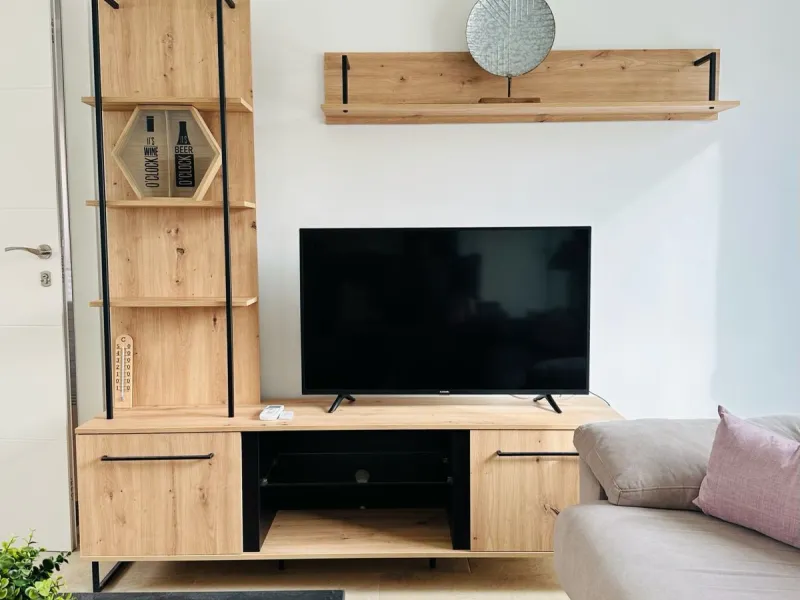 Two beautiful one-bedroom apartments, fully renovated and furnished with sustainable, luxurious furniture. These two apartments share a spacious staircase with their own front door, making them ideal for both short-term and long-term rentals. Both apartme