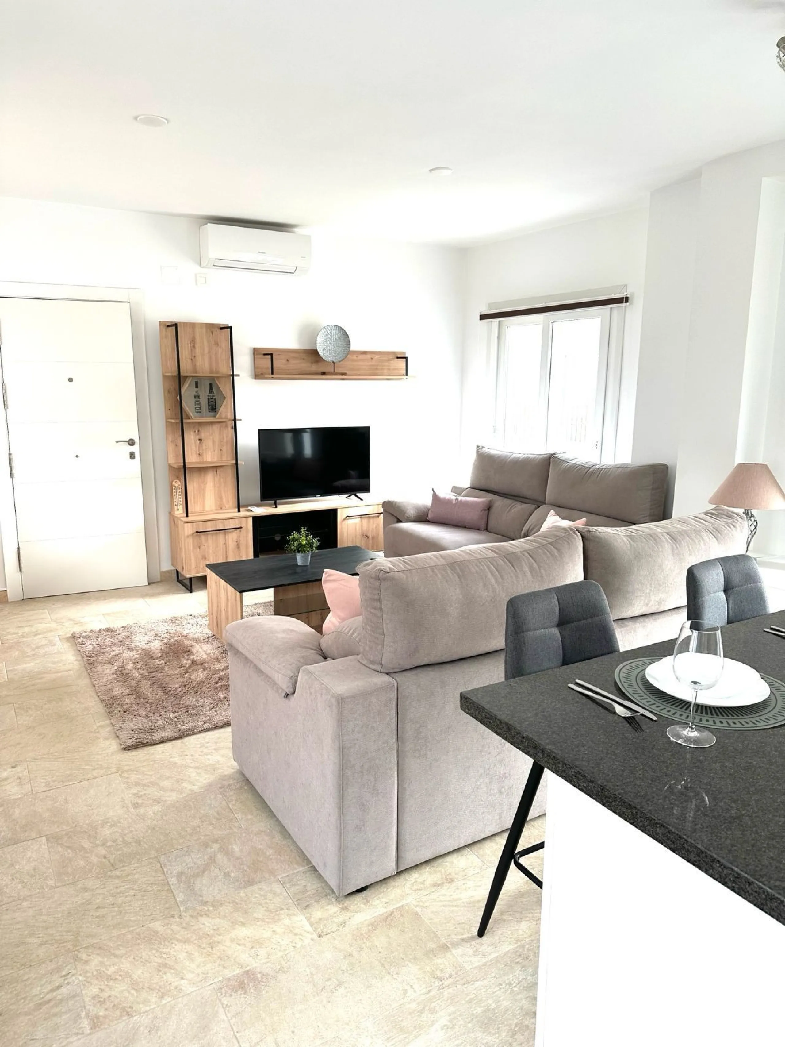 Two beautiful one-bedroom apartments, fully renovated and furnished with sustainable, luxurious furniture. These two apartments share a spacious staircase with their own front door, making them ideal for both short-term and long-term rentals. Both apartme