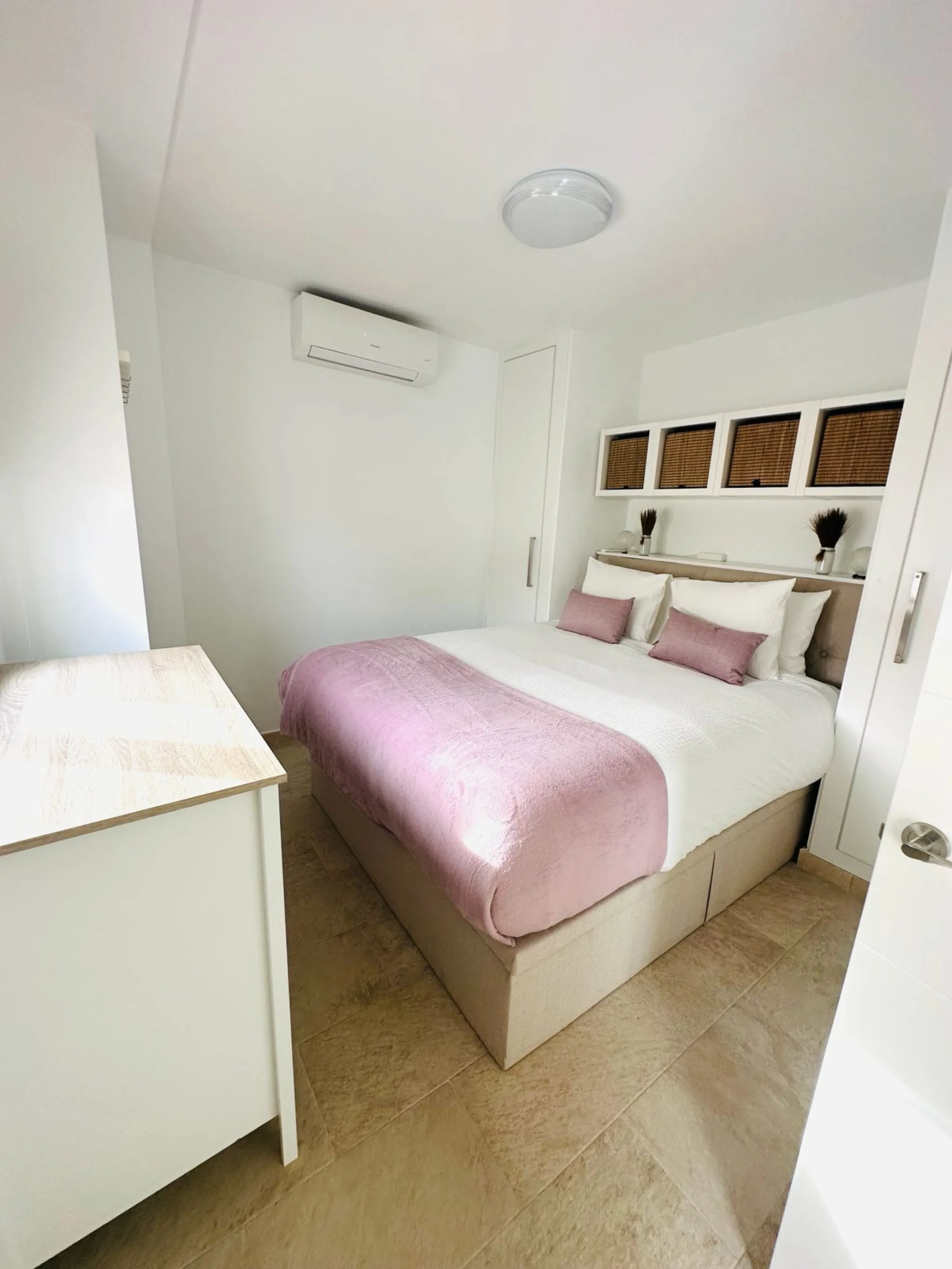 Two beautiful one-bedroom apartments, fully renovated and furnished with sustainable, luxurious furniture. These two apartments share a spacious staircase with their own front door, making them ideal for both short-term and long-term rentals. Both apartme
