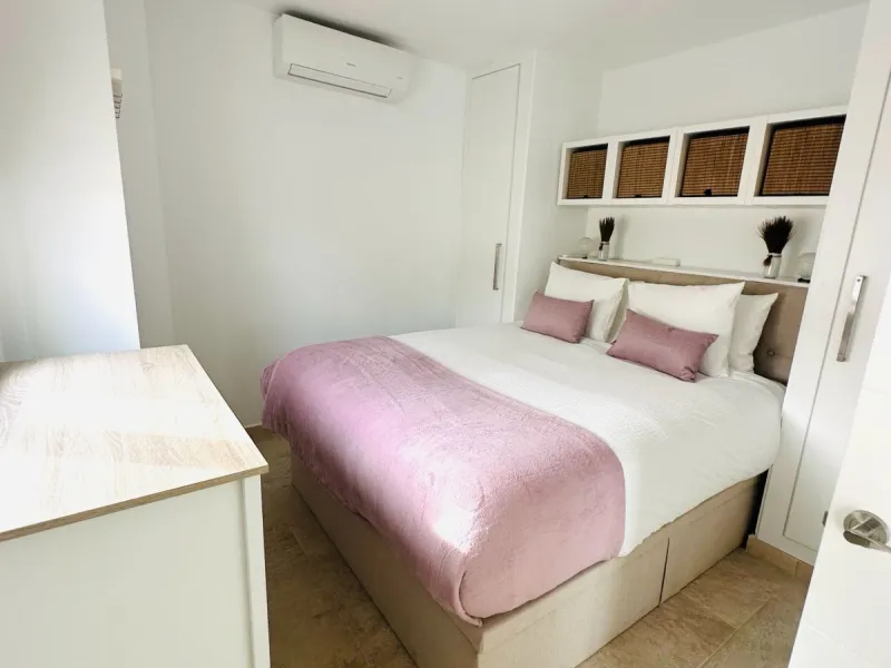Two beautiful one-bedroom apartments, fully renovated and furnished with sustainable, luxurious furniture. These two apartments share a spacious staircase with their own front door, making them ideal for both short-term and long-term rentals. Both apartme