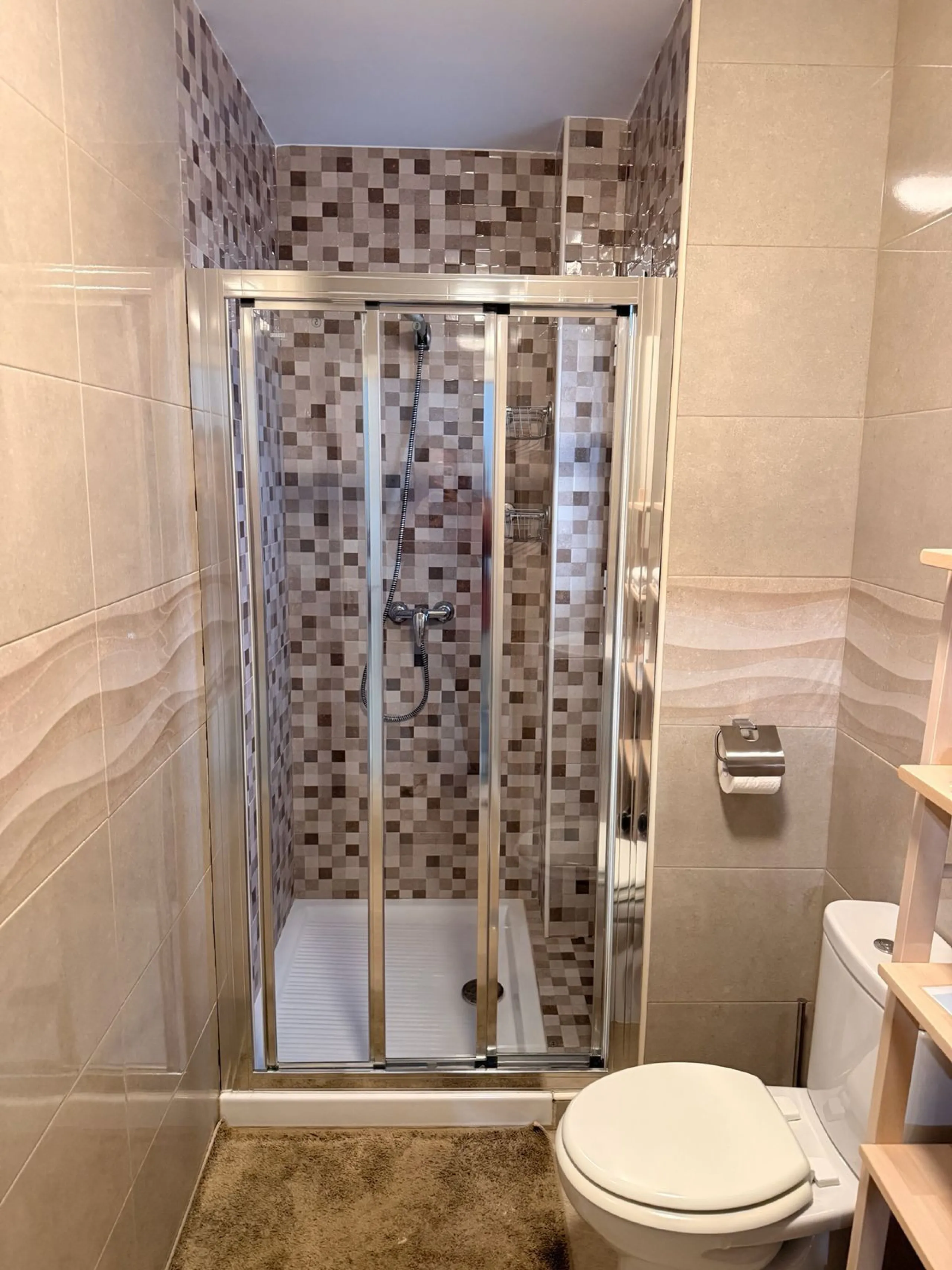 Two beautiful one-bedroom apartments, fully renovated and furnished with sustainable, luxurious furniture. These two apartments share a spacious staircase with their own front door, making them ideal for both short-term and long-term rentals. Both apartme