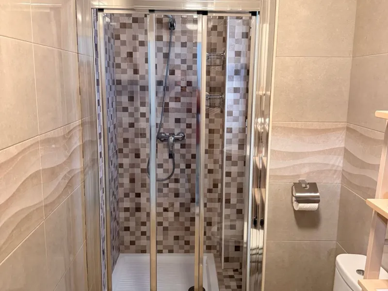 Two beautiful one-bedroom apartments, fully renovated and furnished with sustainable, luxurious furniture. These two apartments share a spacious staircase with their own front door, making them ideal for both short-term and long-term rentals. Both apartme