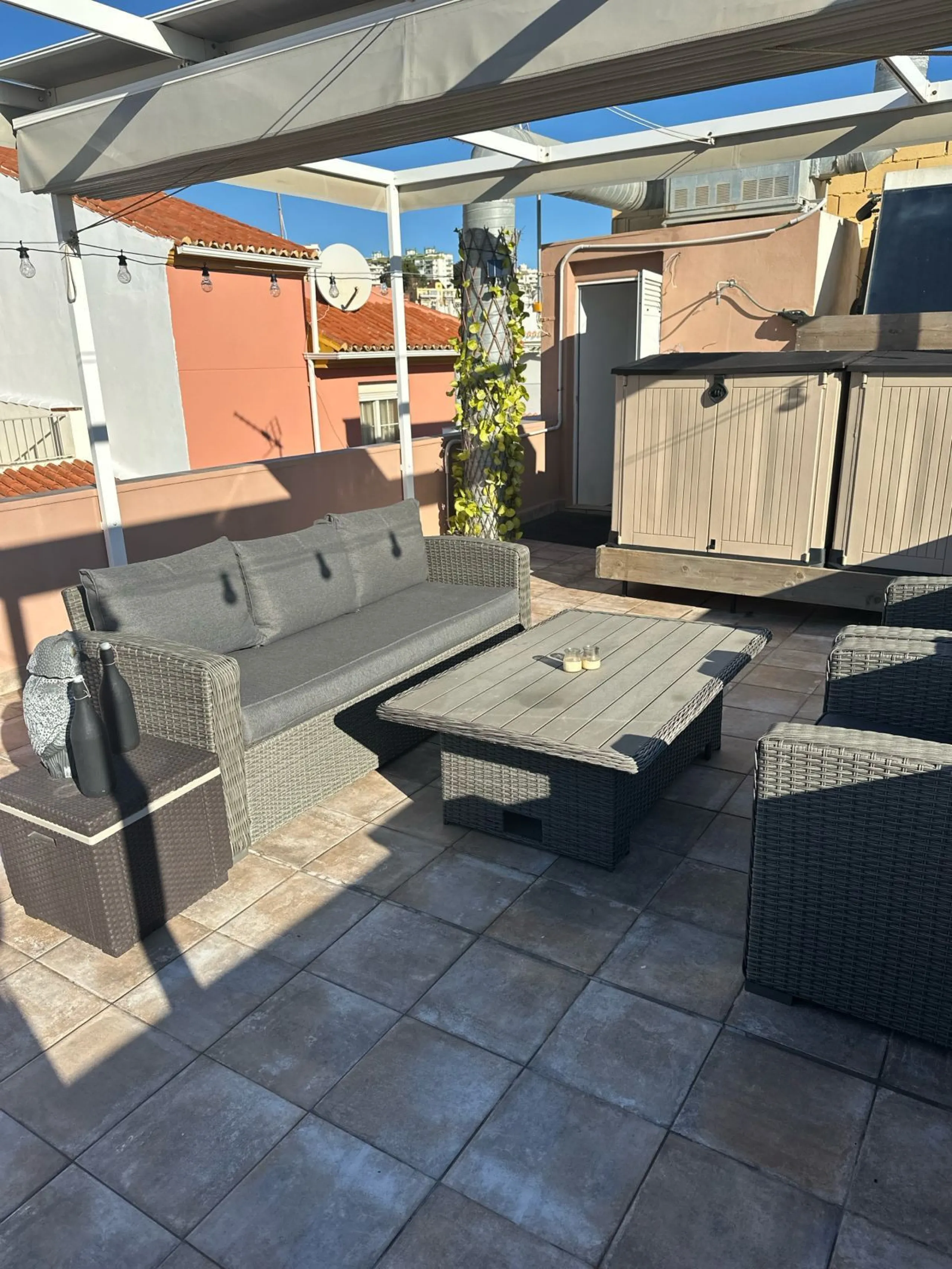 Two beautiful one-bedroom apartments, fully renovated and furnished with sustainable, luxurious furniture. These two apartments share a spacious staircase with their own front door, making them ideal for both short-term and long-term rentals. Both apartme