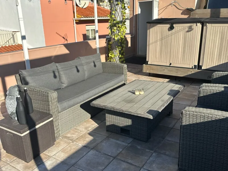 Two beautiful one-bedroom apartments, fully renovated and furnished with sustainable, luxurious furniture. These two apartments share a spacious staircase with their own front door, making them ideal for both short-term and long-term rentals. Both apartme