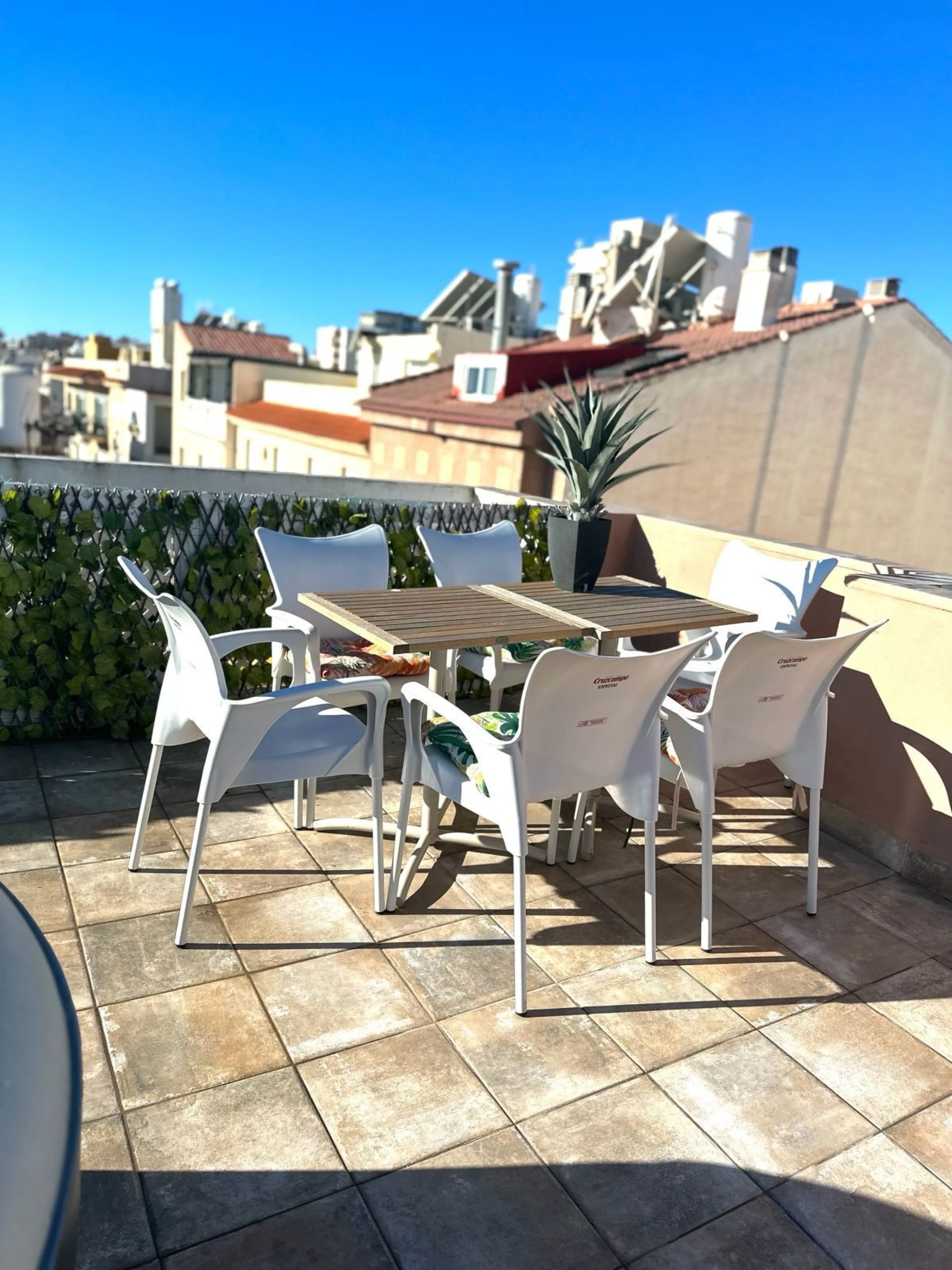 Two beautiful one-bedroom apartments, fully renovated and furnished with sustainable, luxurious furniture. These two apartments share a spacious staircase with their own front door, making them ideal for both short-term and long-term rentals. Both apartme