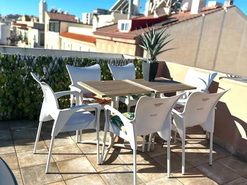 Two beautiful one-bedroom apartments, fully renovated and furnished with sustainable, luxurious furniture. These two apartments share a spacious staircase with their own front door, making them ideal for both short-term and long-term rentals. Both apartme