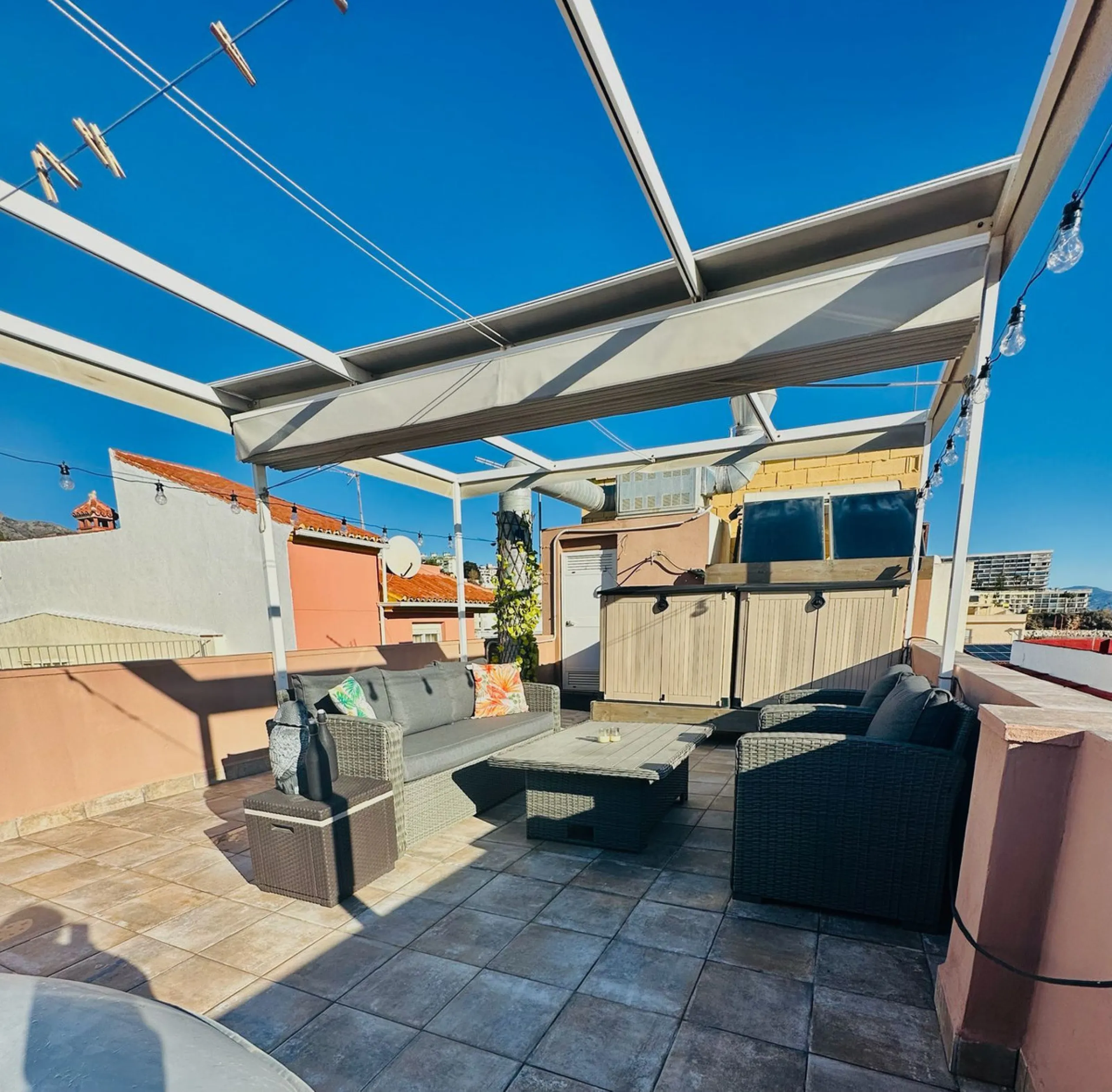 Two beautiful one-bedroom apartments, fully renovated and furnished with sustainable, luxurious furniture. These two apartments share a spacious staircase with their own front door, making them ideal for both short-term and long-term rentals. Both apartme