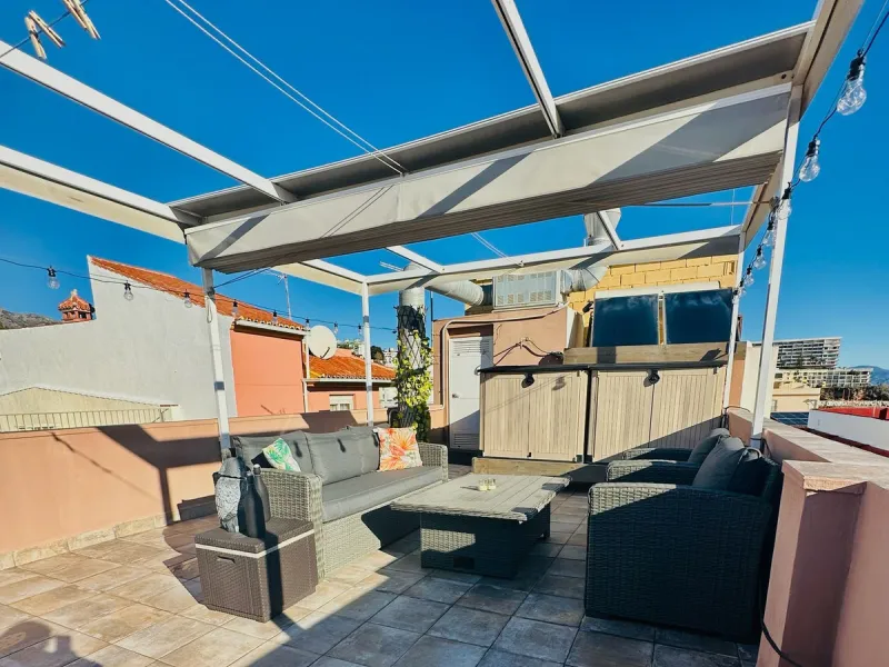 Two beautiful one-bedroom apartments, fully renovated and furnished with sustainable, luxurious furniture. These two apartments share a spacious staircase with their own front door, making them ideal for both short-term and long-term rentals. Both apartme