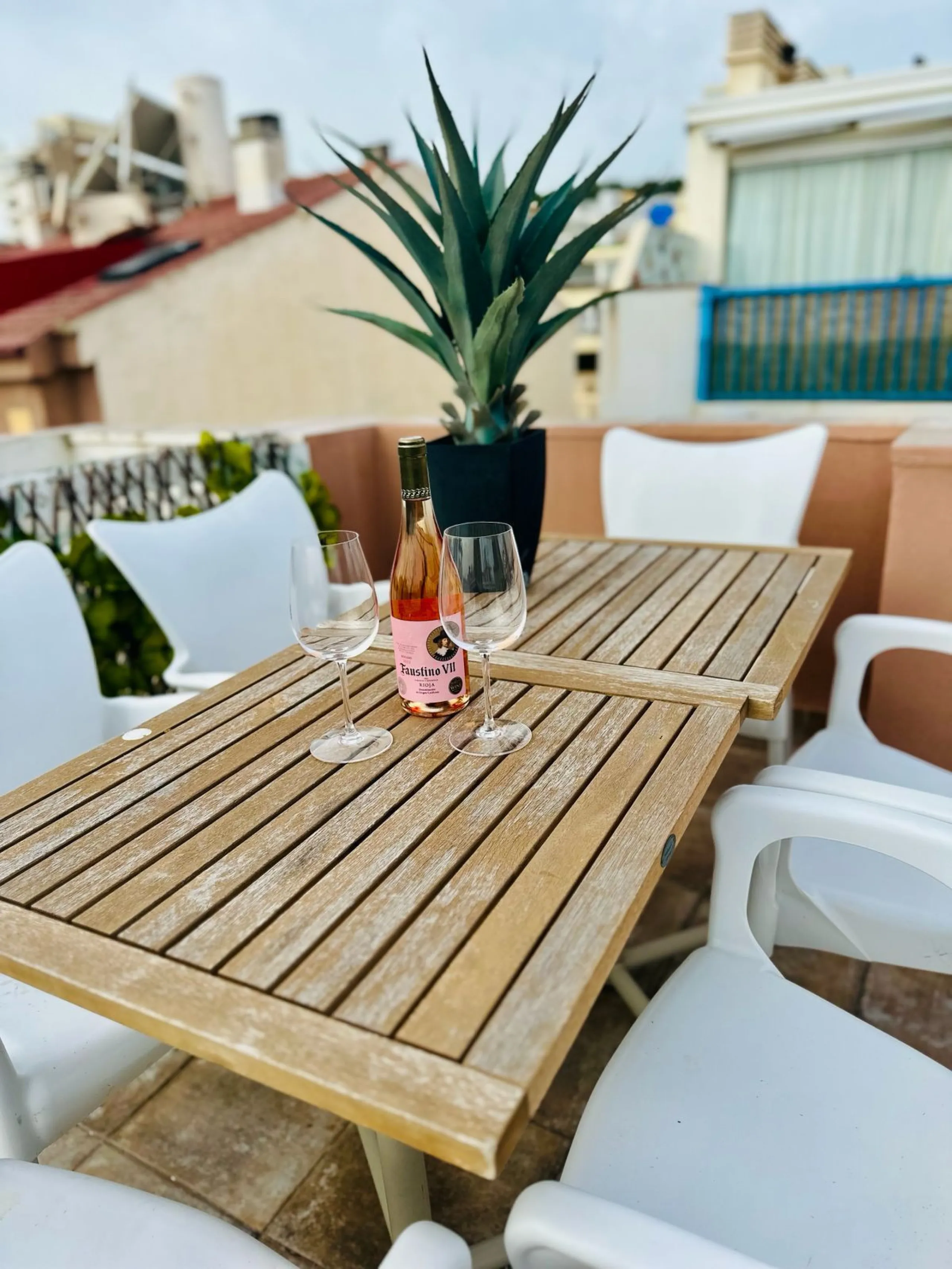 Two beautiful one-bedroom apartments, fully renovated and furnished with sustainable, luxurious furniture. These two apartments share a spacious staircase with their own front door, making them ideal for both short-term and long-term rentals. Both apartme