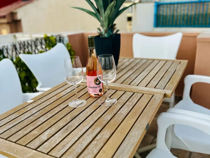 Two beautiful one-bedroom apartments, fully renovated and furnished with sustainable, luxurious furniture. These two apartments share a spacious staircase with their own front door, making them ideal for both short-term and long-term rentals. Both apartme