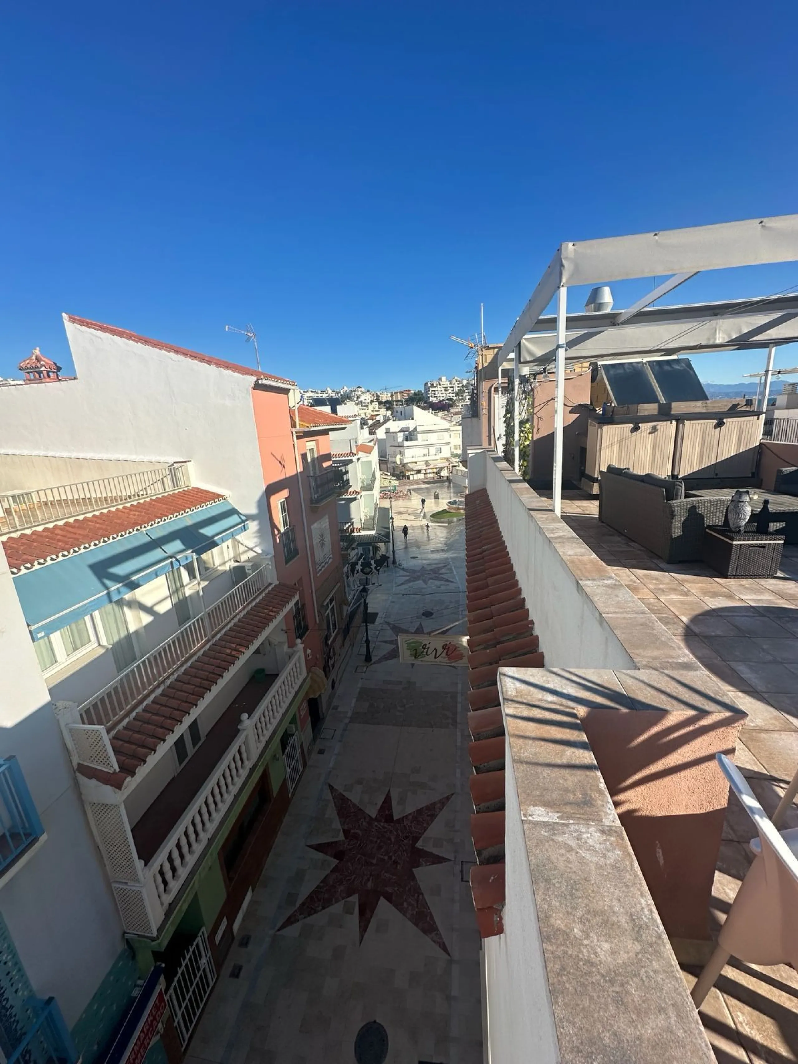 Two beautiful one-bedroom apartments, fully renovated and furnished with sustainable, luxurious furniture. These two apartments share a spacious staircase with their own front door, making them ideal for both short-term and long-term rentals. Both apartme