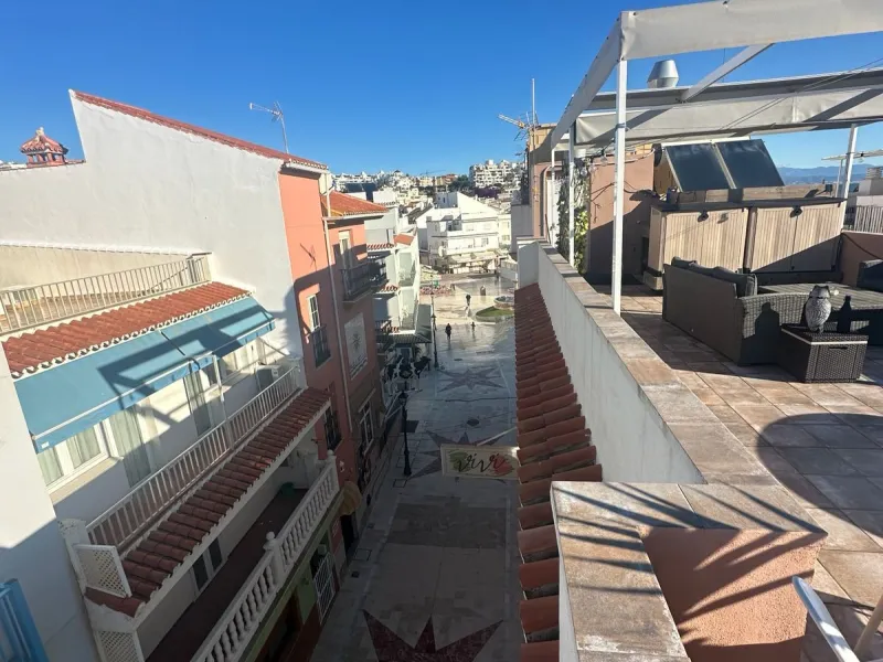 Two beautiful one-bedroom apartments, fully renovated and furnished with sustainable, luxurious furniture. These two apartments share a spacious staircase with their own front door, making them ideal for both short-term and long-term rentals. Both apartme
