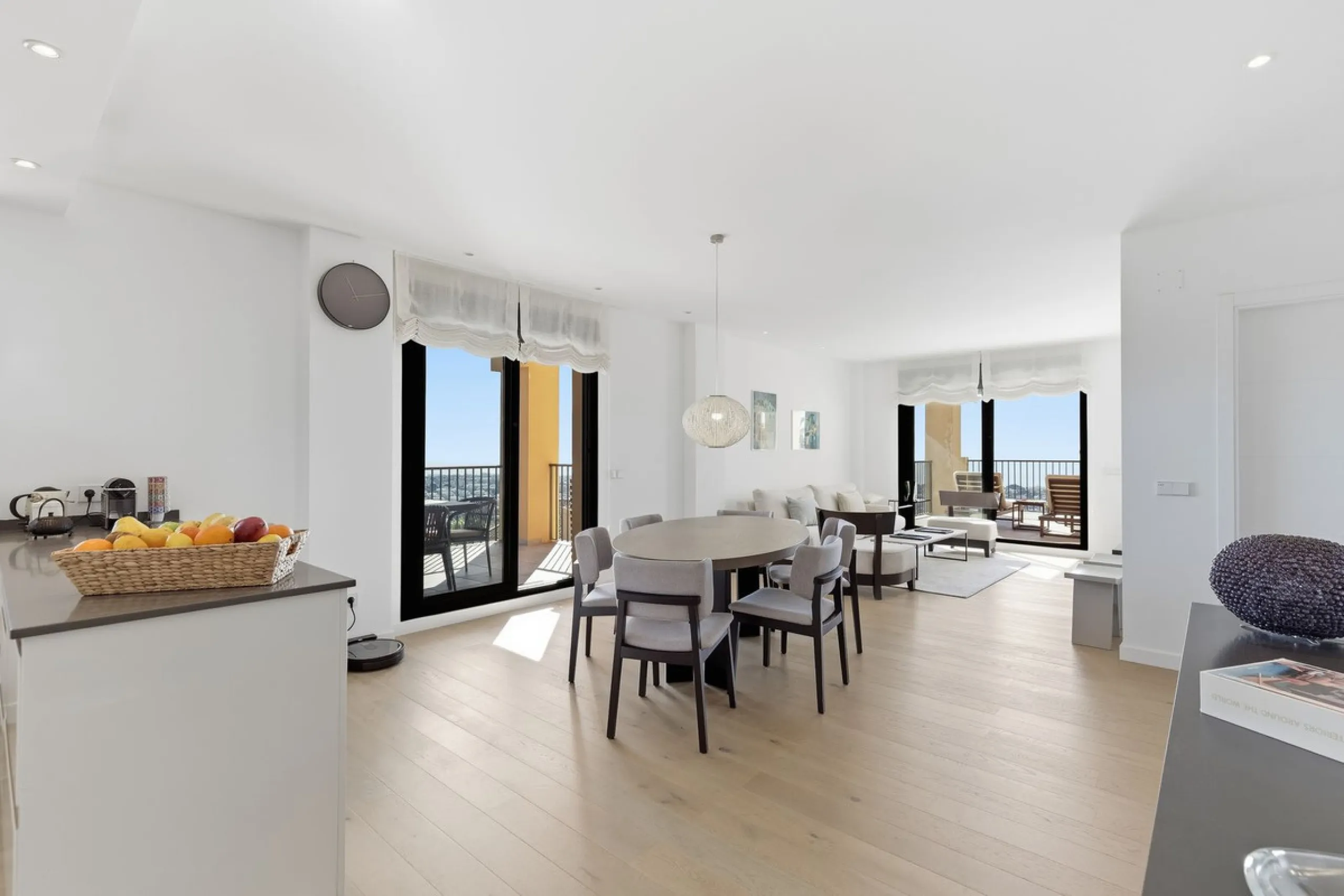 Set within one of the two newest blocks in La Hacienda del Señorío de Cifuentes, this middle-floor, corner apartment offers an exceptional combination of privacy, light, and truly outstanding views.