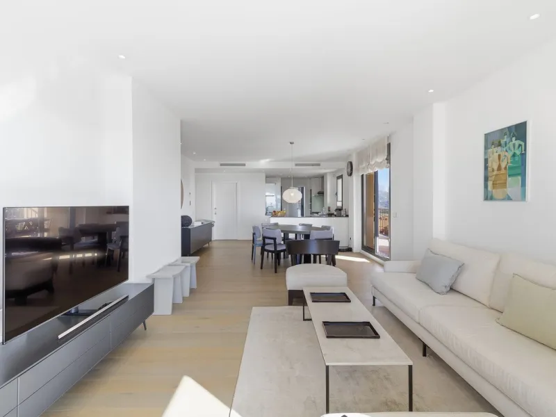 Set within one of the two newest blocks in La Hacienda del Señorío de Cifuentes, this middle-floor, corner apartment offers an exceptional combination of privacy, light, and truly outstanding views.