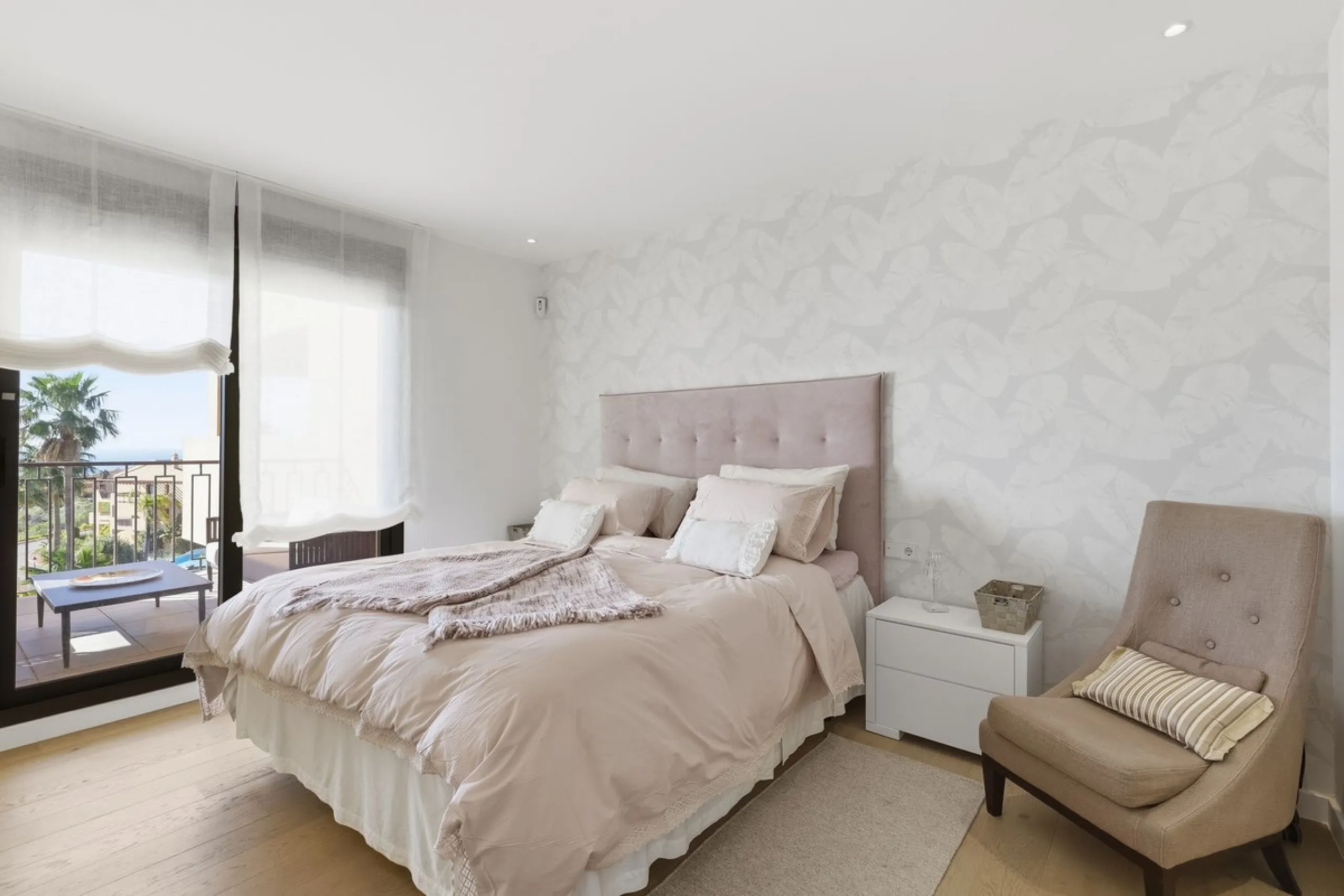 Set within one of the two newest blocks in La Hacienda del Señorío de Cifuentes, this middle-floor, corner apartment offers an exceptional combination of privacy, light, and truly outstanding views.