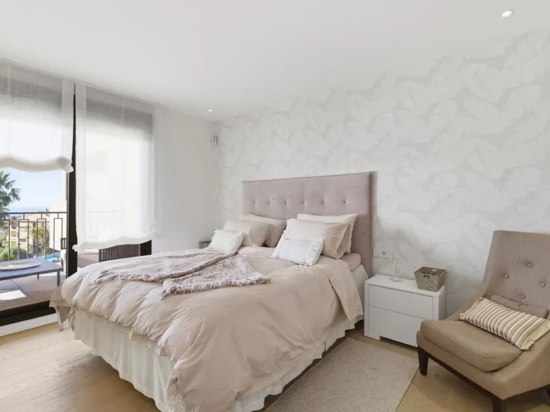 Set within one of the two newest blocks in La Hacienda del Señorío de Cifuentes, this middle-floor, corner apartment offers an exceptional combination of privacy, light, and truly outstanding views.