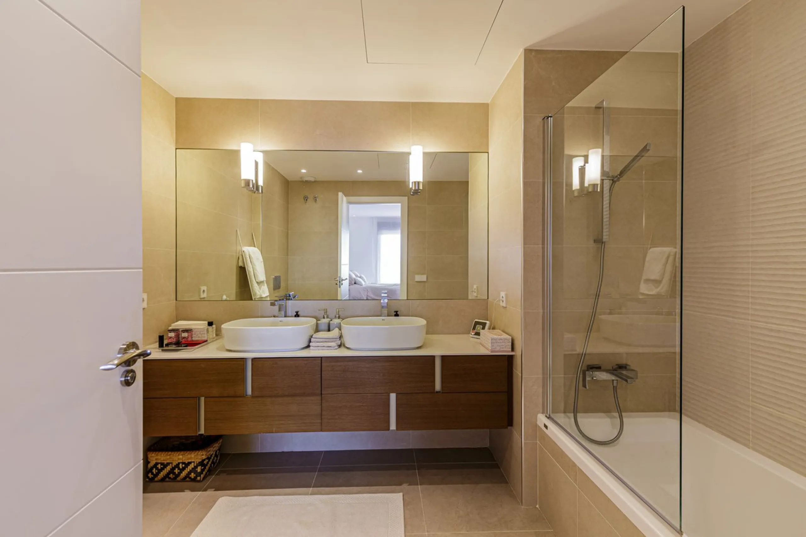 Set within one of the two newest blocks in La Hacienda del Señorío de Cifuentes, this middle-floor, corner apartment offers an exceptional combination of privacy, light, and truly outstanding views.