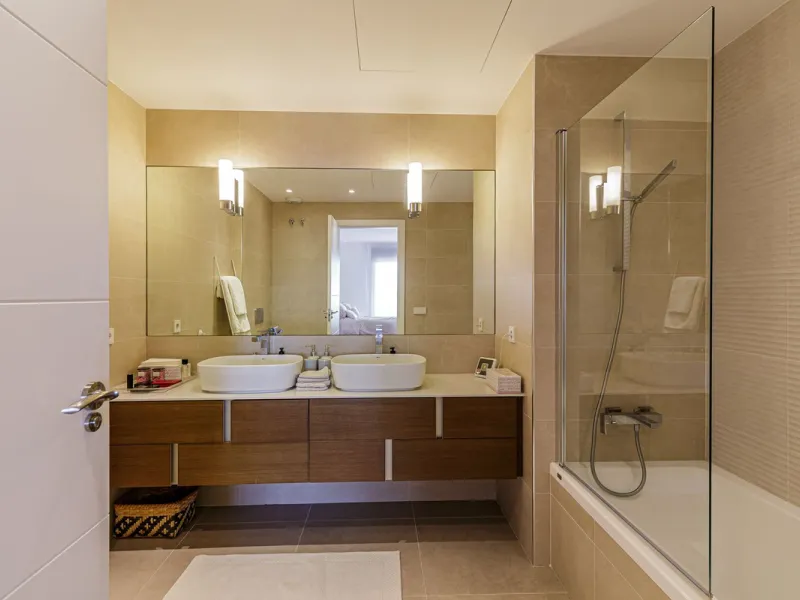 Set within one of the two newest blocks in La Hacienda del Señorío de Cifuentes, this middle-floor, corner apartment offers an exceptional combination of privacy, light, and truly outstanding views.