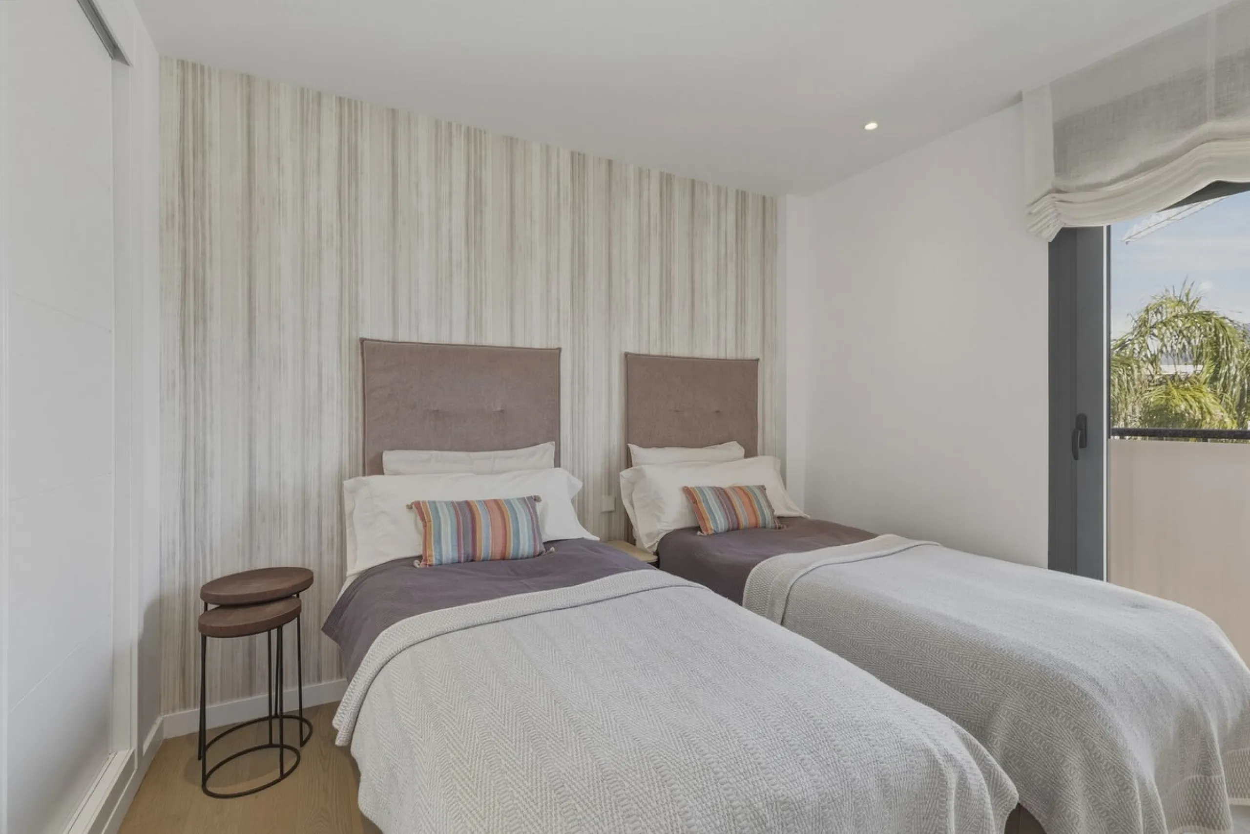 Set within one of the two newest blocks in La Hacienda del Señorío de Cifuentes, this middle-floor, corner apartment offers an exceptional combination of privacy, light, and truly outstanding views.